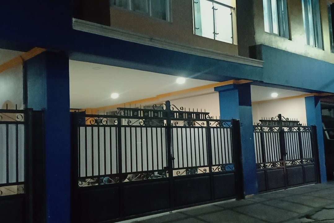  Rumah Bupati Bandung Barat Aa Umbara Sutisna di Lembang sepi pascapengumuman penahanan oleh KPK, Jumat (9/4) malam.