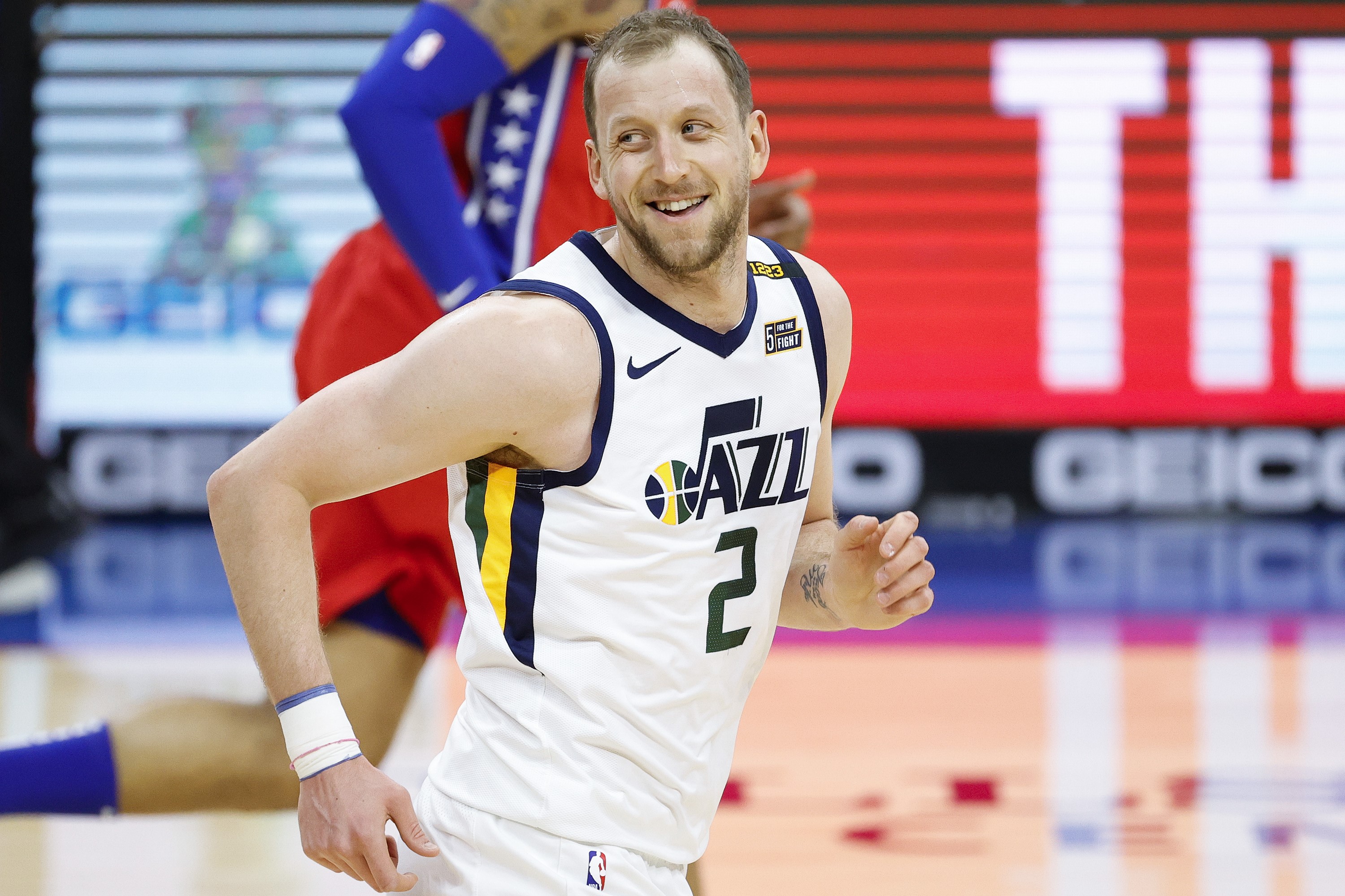 Pemain Utah Jazz Joe Ingles tersenyum setelah menjaringkan bola. 