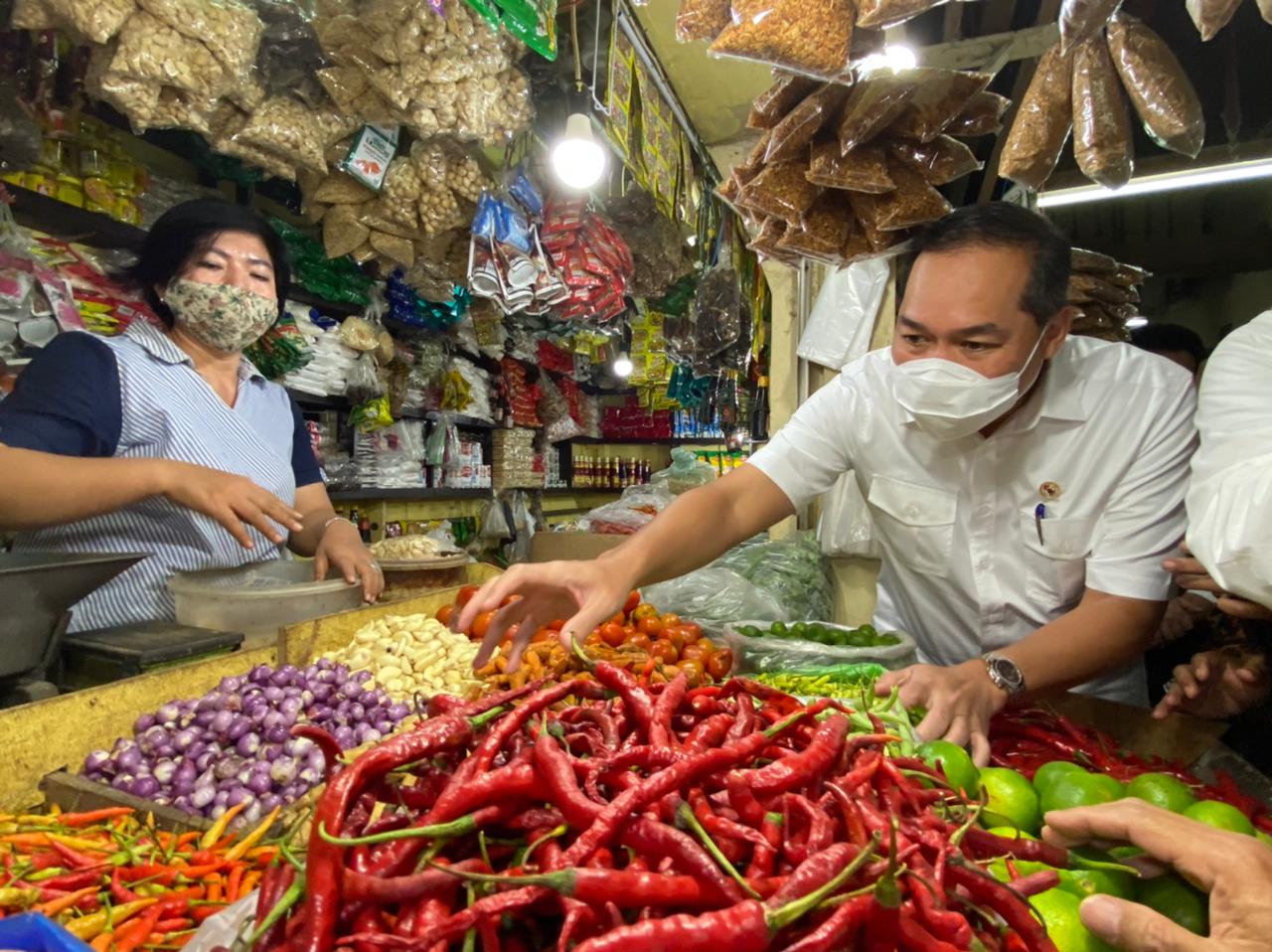 Menteri Perdaganga, Muhammad Lutfi, saat meninjau kualitas dan harga komoditas di Pasar Wonokromo Surabaya