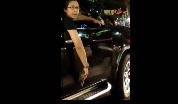 Aksi MFA atau koboi Fortuner yang menodongkan pistol ke warga setelah menabrak pengendara sepeda motor yang viral di media sosial.