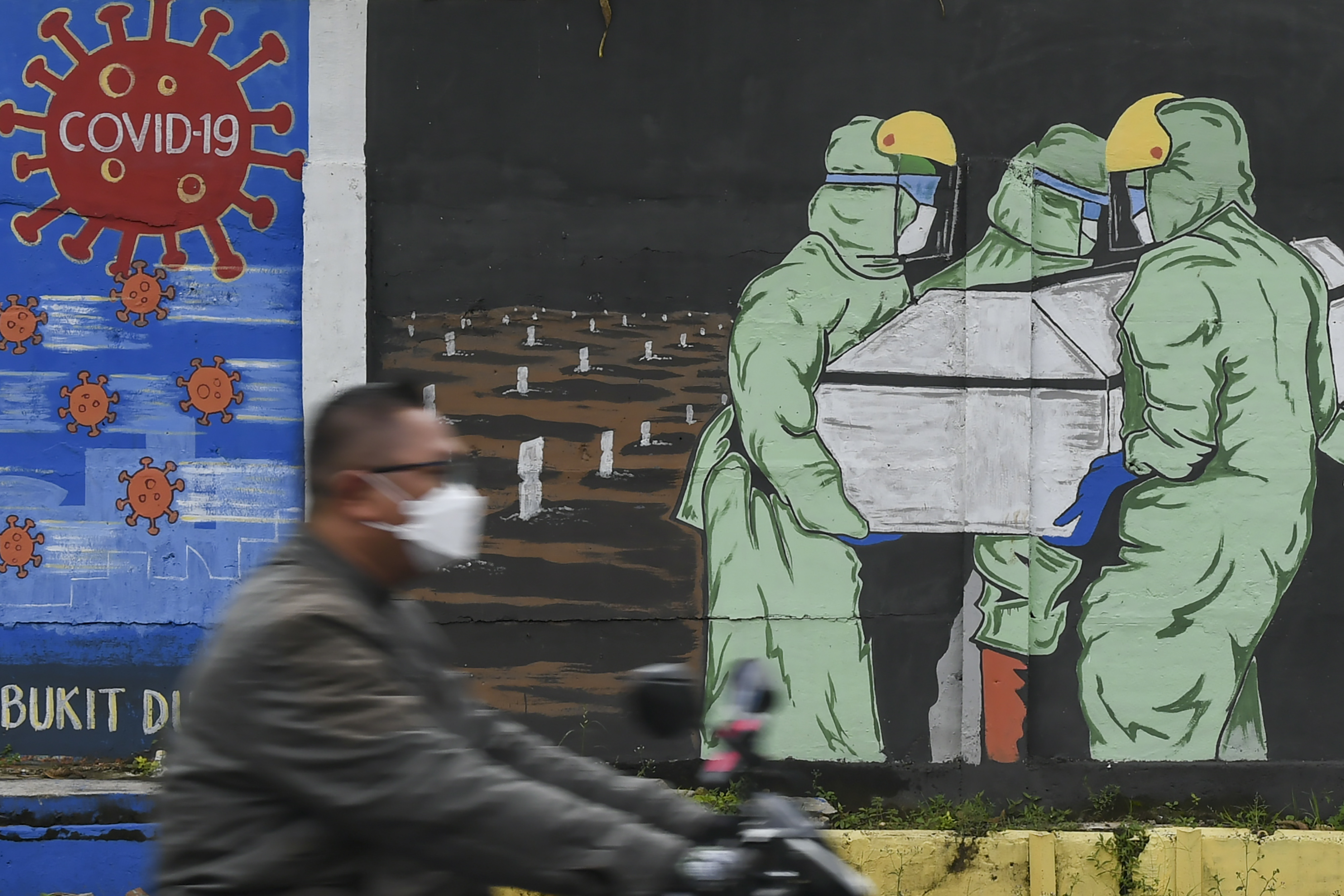 Mural peringatan bahya Covid-19 di Jakarta