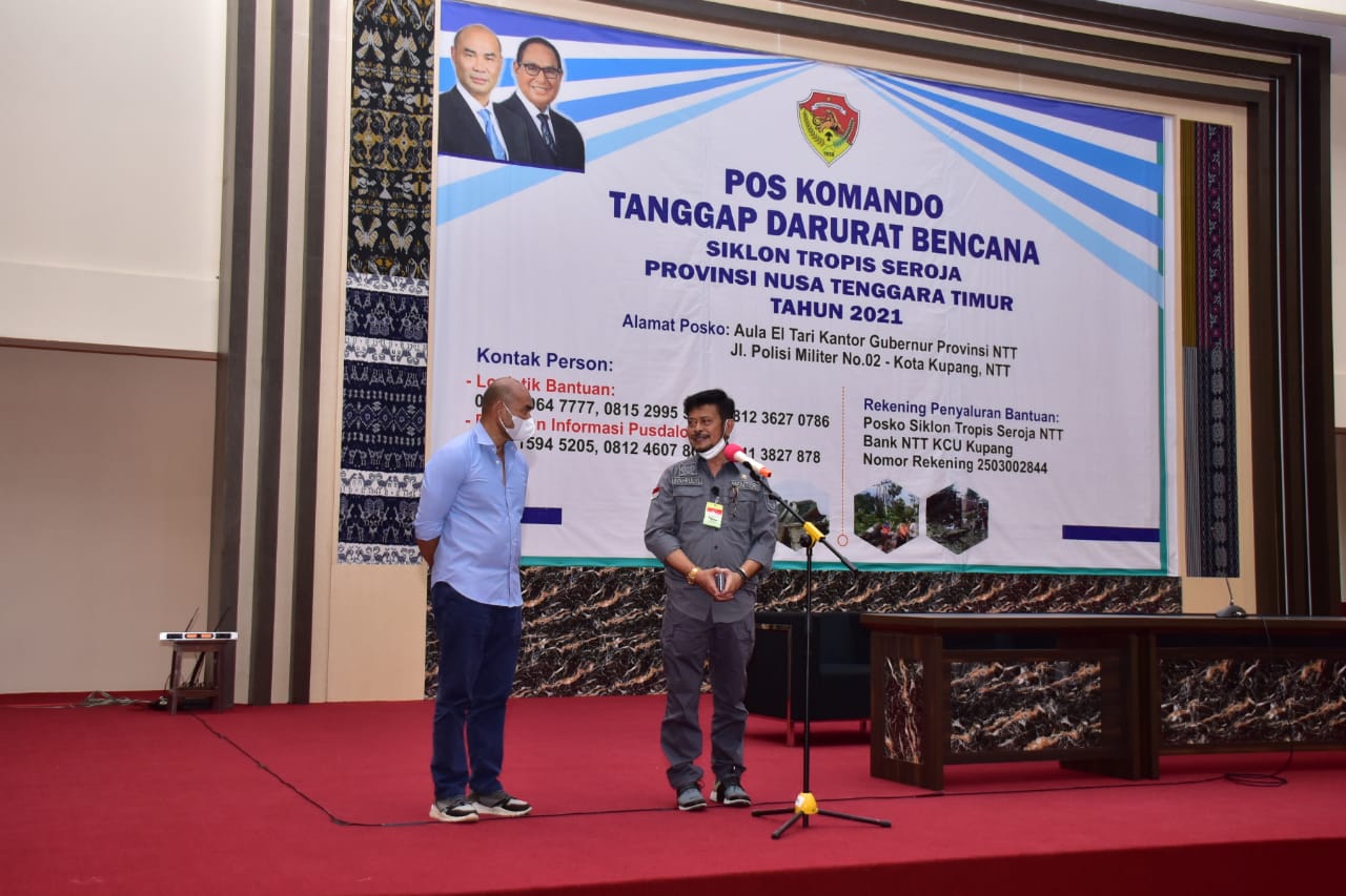 Mentan Syahrul Yasin Limpo (kanan) dan  Gubernur NTT Viktor Bungtilu Laiskodat di Posko Bencana Alam NTT Kantor Gubernuran, Sabtu (10/4). 