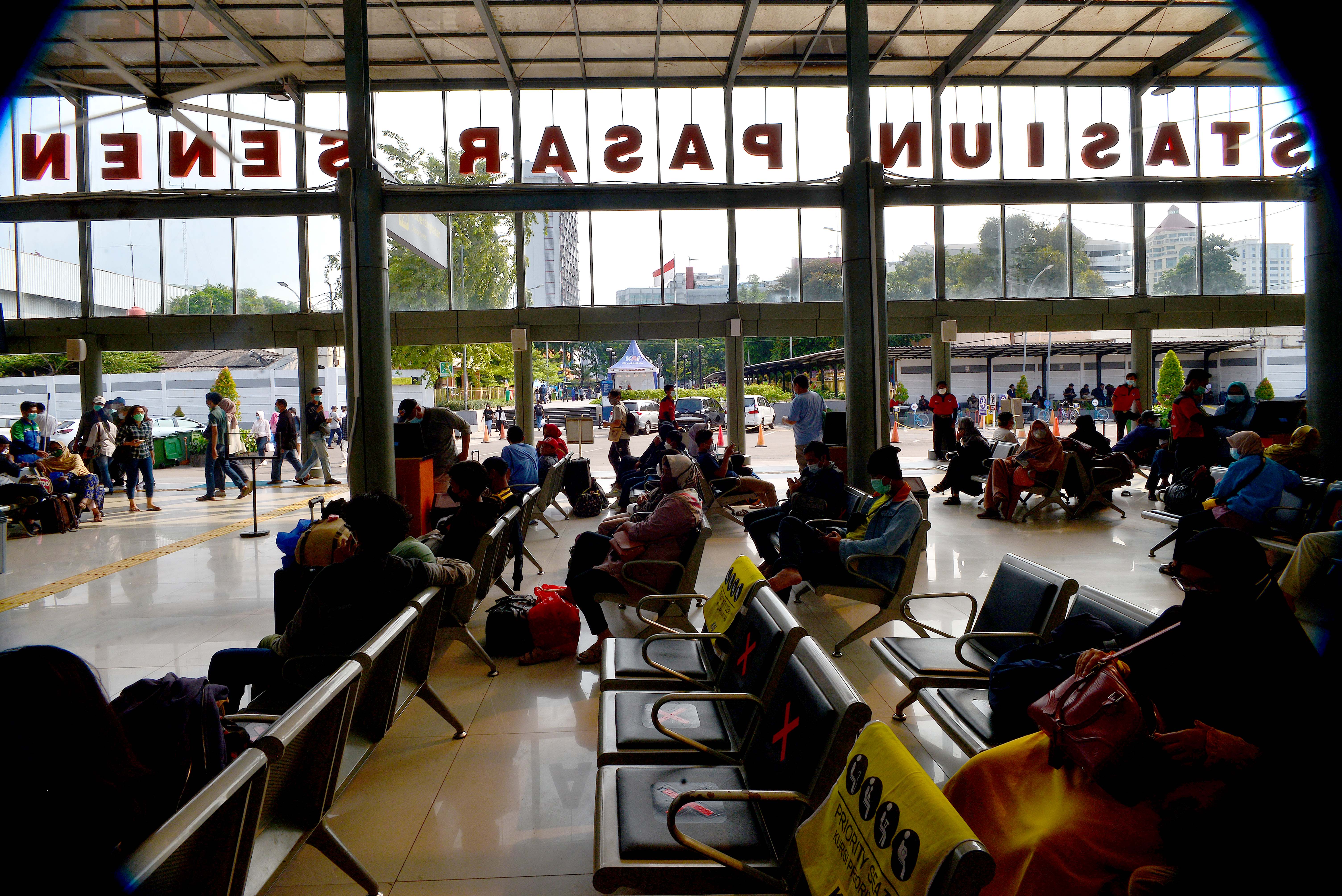 Suasana ruang tunggu keberangkatan yang dipenuhi calon penumpang di Stasiun Pasar Senen, Jakarta, Minggu (25/04/2021). 