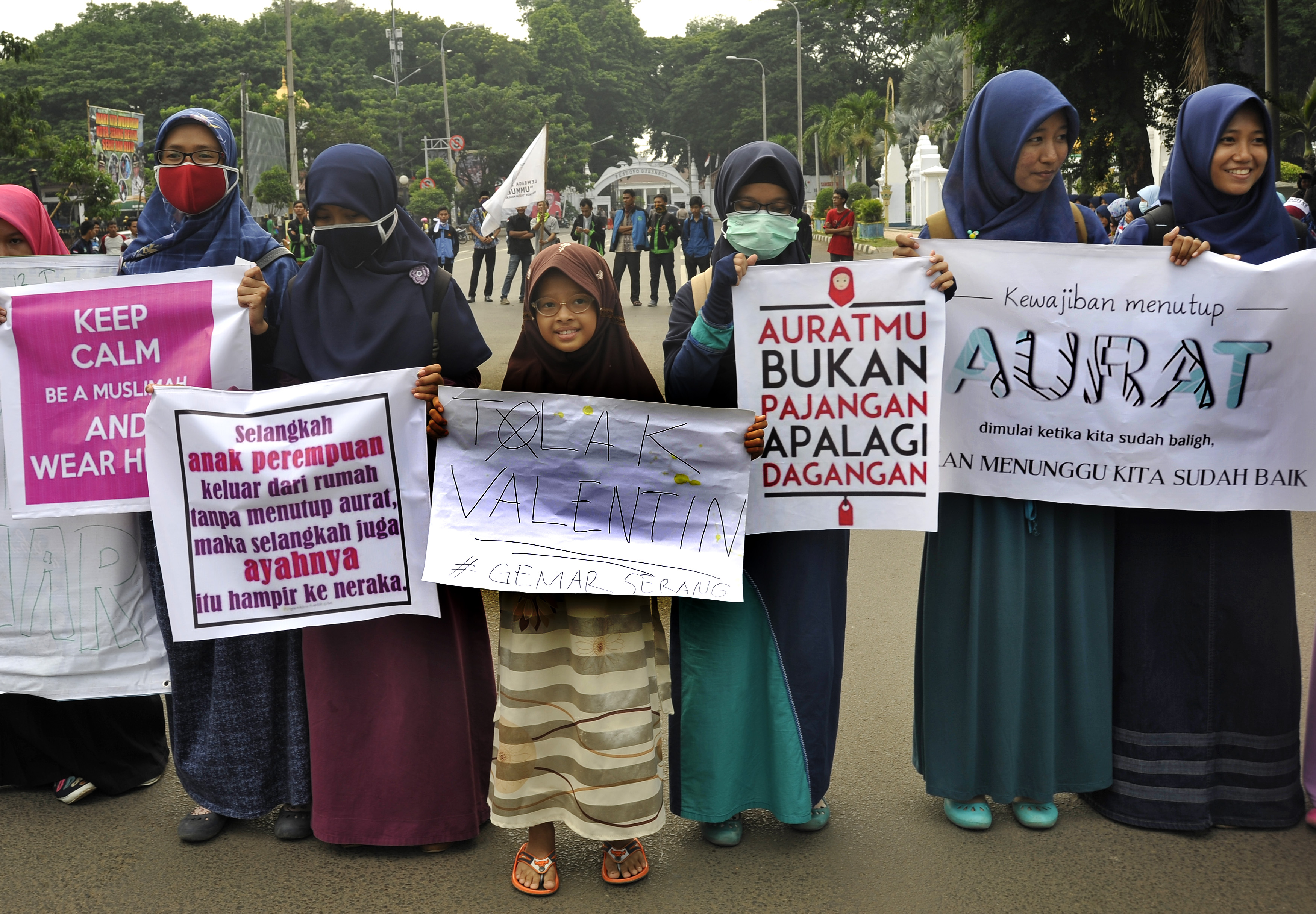 Ilustrasi--Sejumlah pelajar dan mahasiswa berunjuk rasa menolak peringatan Hari Valentine di Alun-alun Kota Serang, Banten.