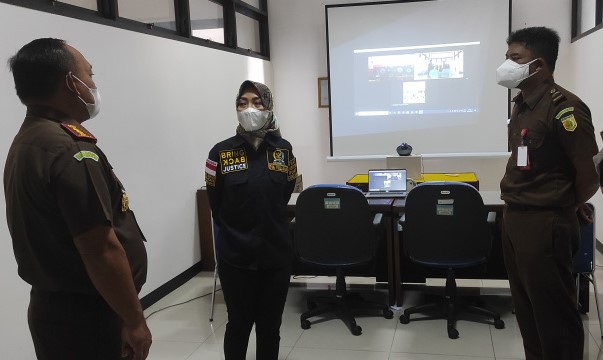 Legislator Partai NasDem Eva Yuliana (tengah) di Kejaksaan Negeri Surakarta