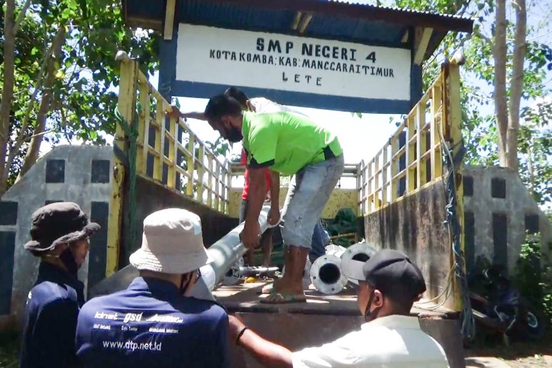 Pekerja sedang membangun jaringan internet.
