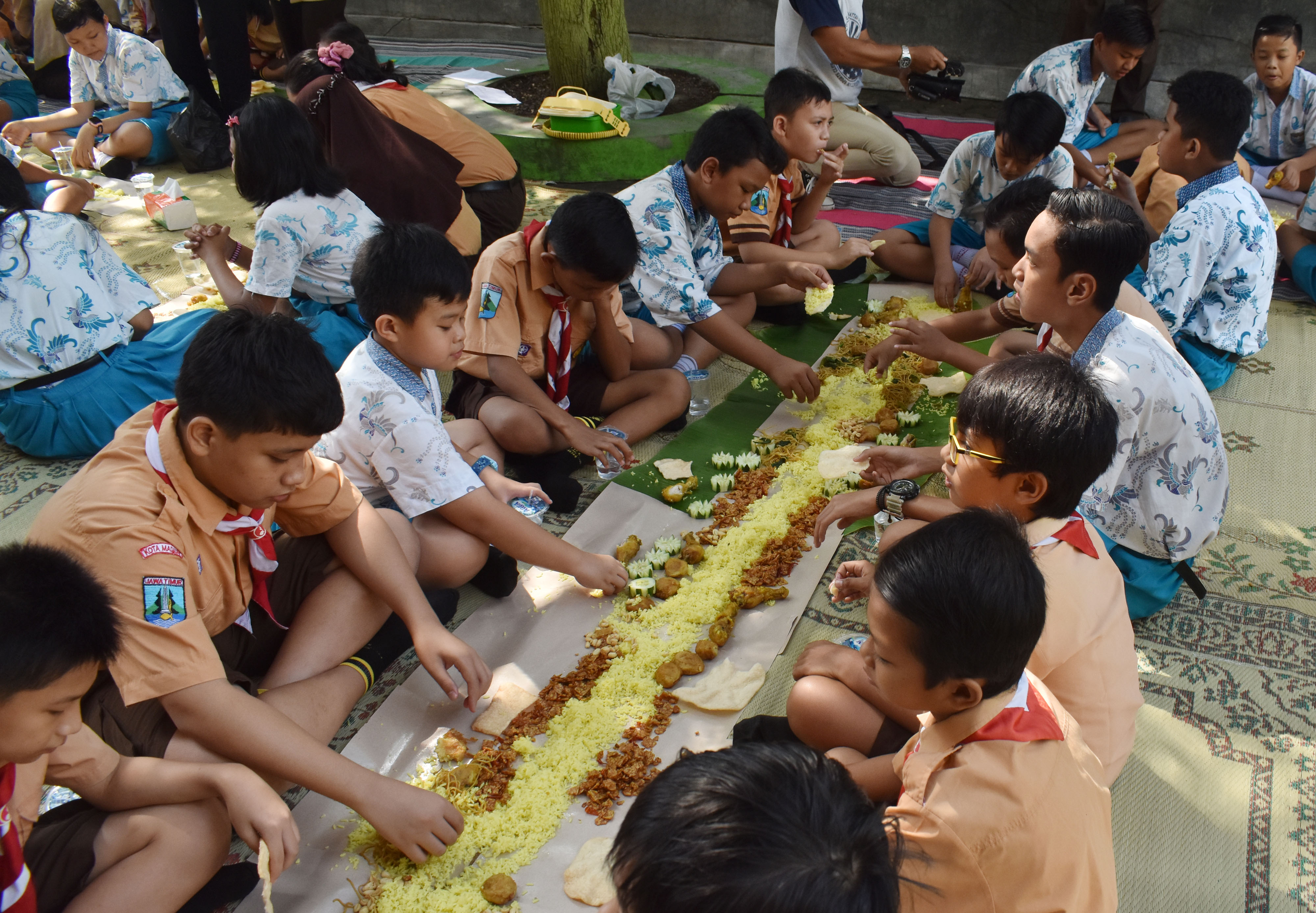Murid sekolah di Madiun, Jawa Timur, menggelar makan bersama antarsekolah jelang Natal 2019
