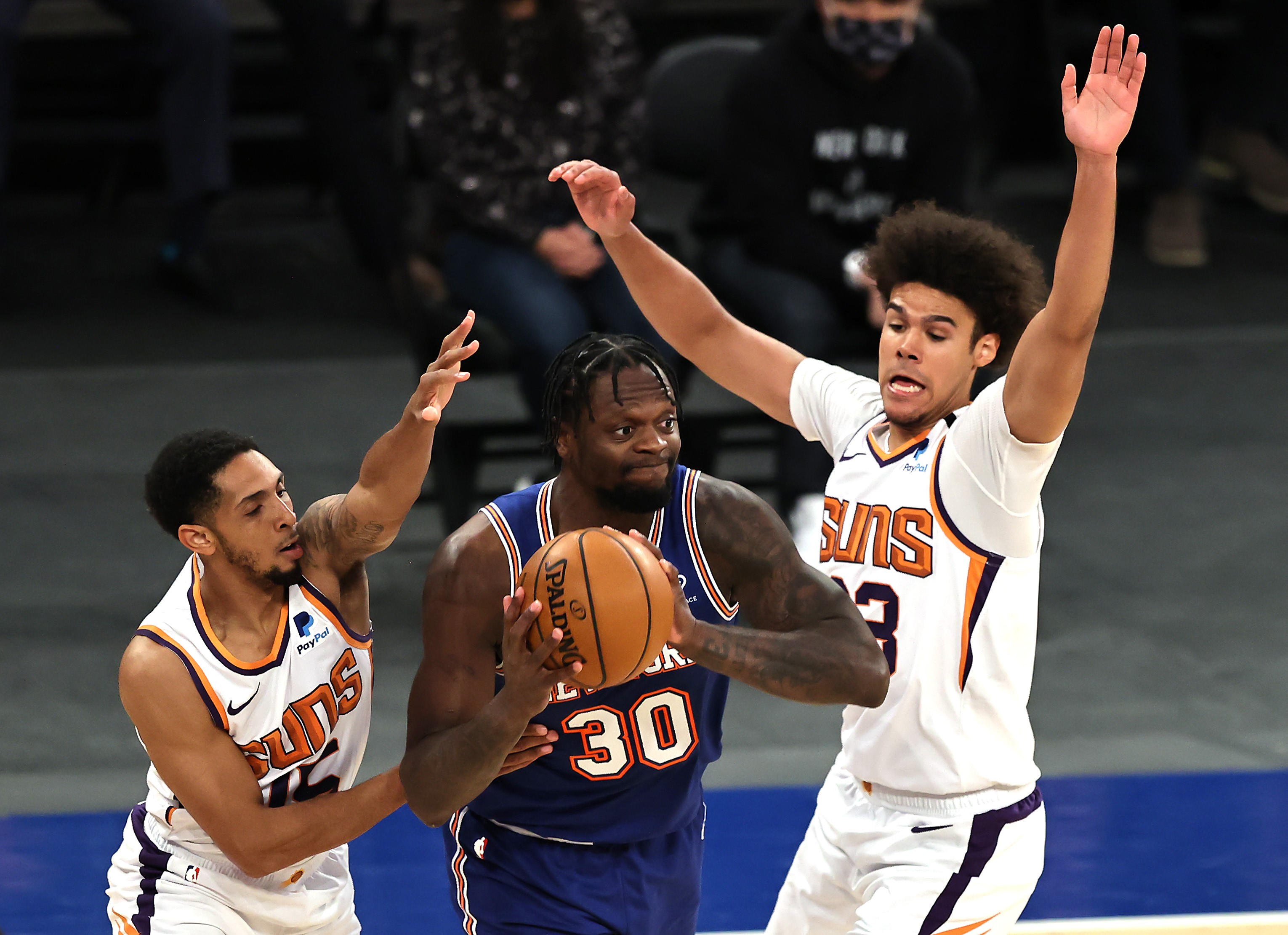 Laga NBA antara Phoenix Suns dan New York Knicks