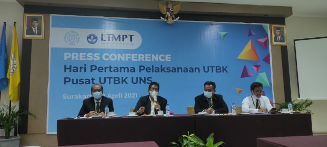 Rektor Universitas Sebelas Maret Solo saat memberikan keterangan terkait UTBK