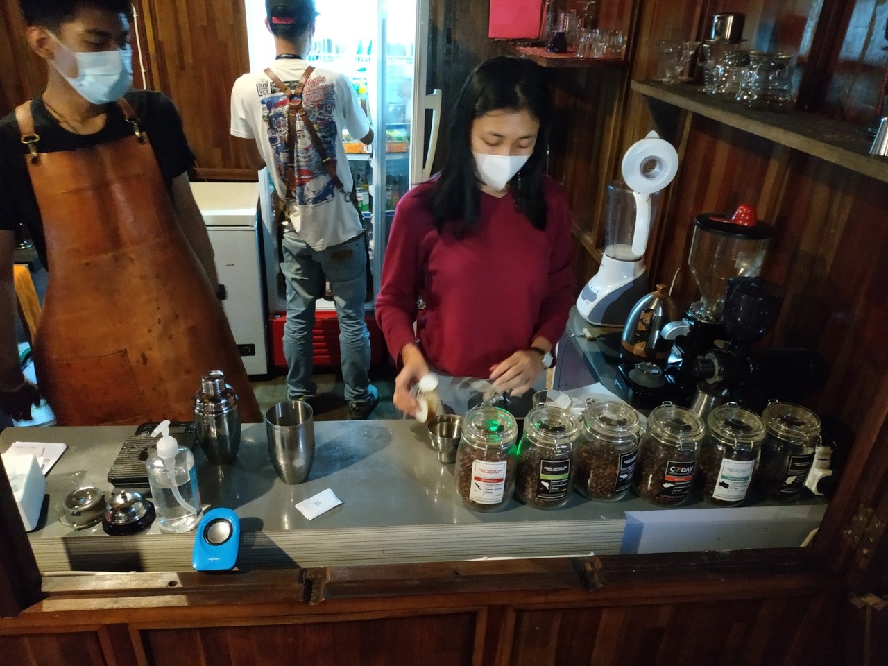 Barista sedang meracik minuman manis rasa buah-buahan untuk berbuka puasa. 