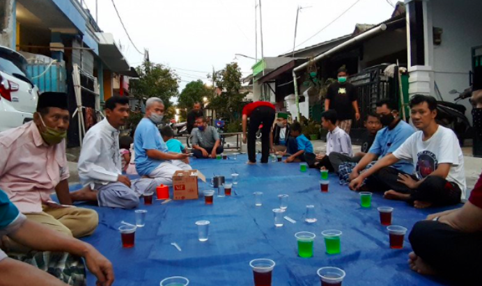 Ilustrasi - Sejumlah warga duduk sambil menunggu waktu berbuka, Cikarang Barat, Bekasi, Jumat (22/5/2020).