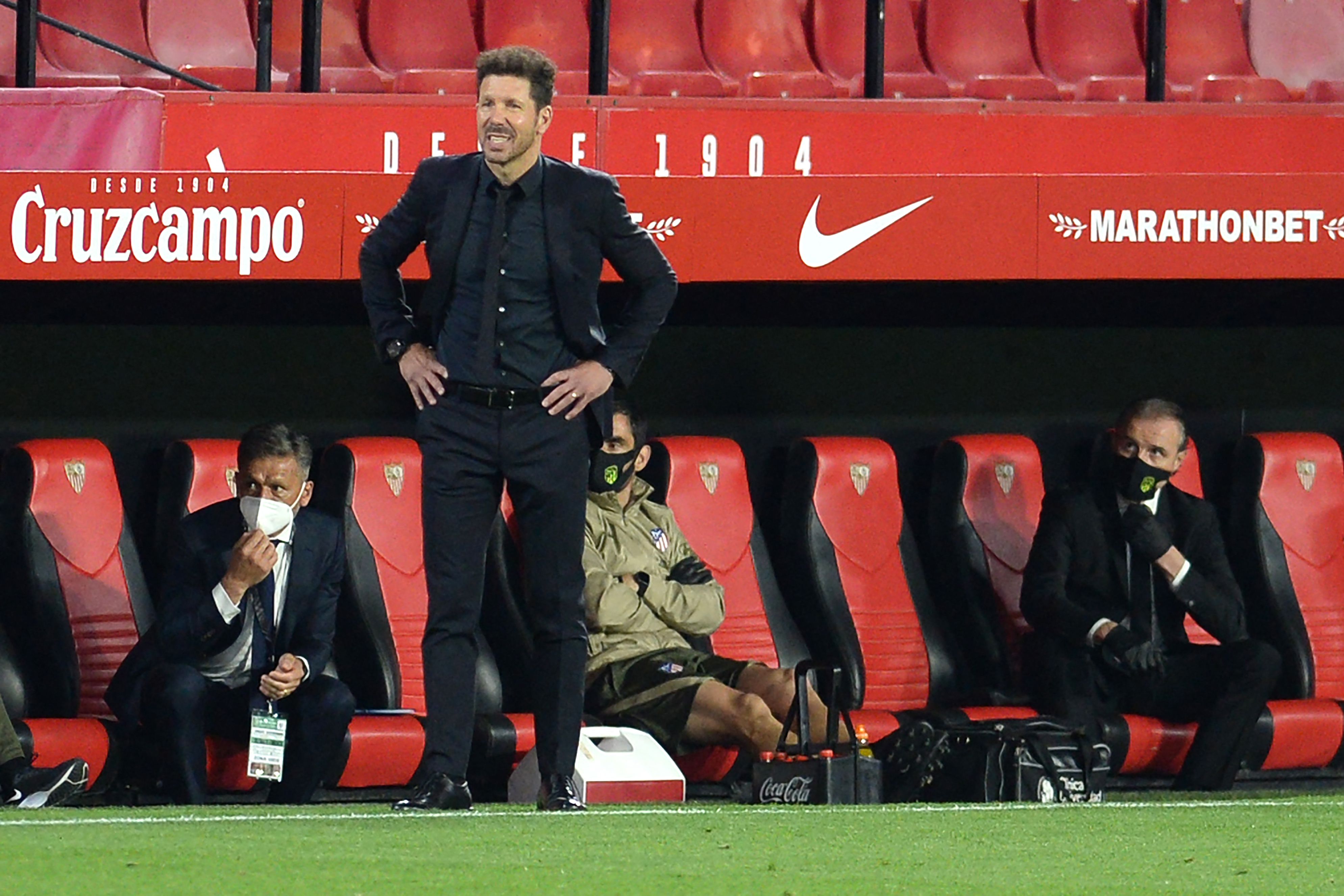 Reaksi pelatih Atletico Madrid Diego Simeone saat timnya bertanding menghadapi Sevilla.  