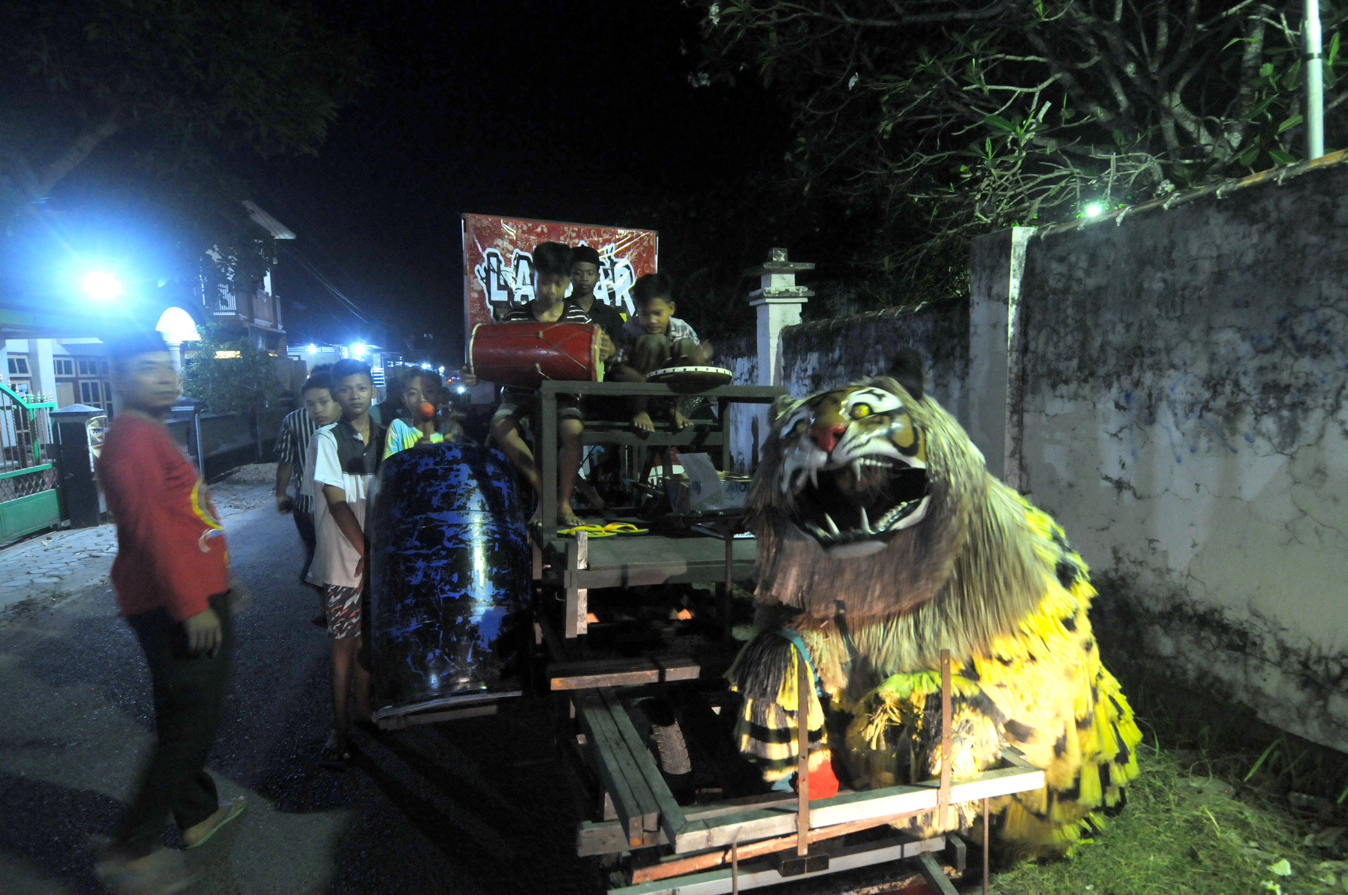 Ilustrasi. Sejumlah anak-anak memainkan musik perkusi khas Madura berkeliling kampung di Kelurahan Gladak Anyar, Pamekasan, Senin (19/4)