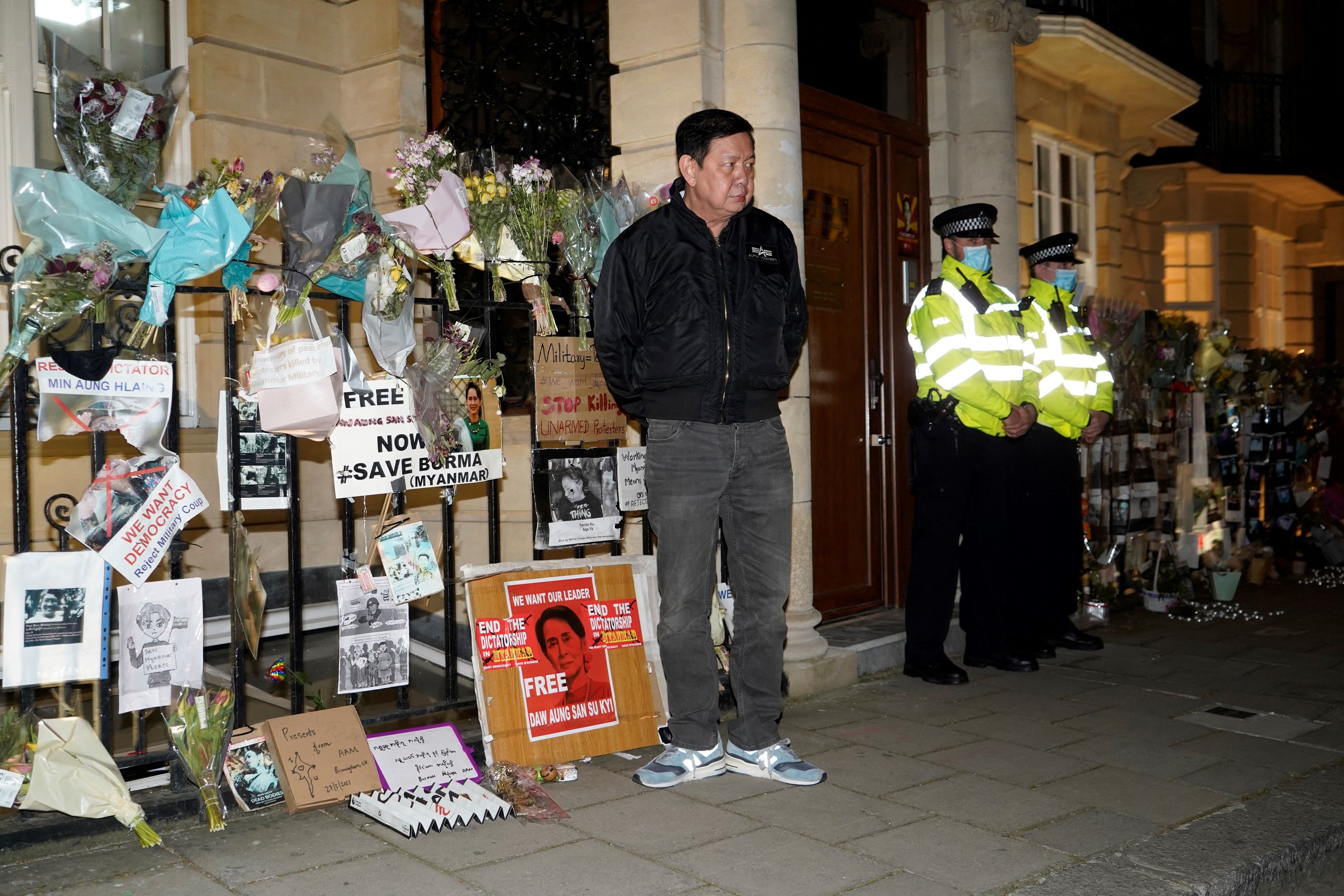 Dubes Myanmar untuk Inggris Kyaw Zwar Min (kiri) tidak boleh masuk ke dalam kantornya oleh sang wakil