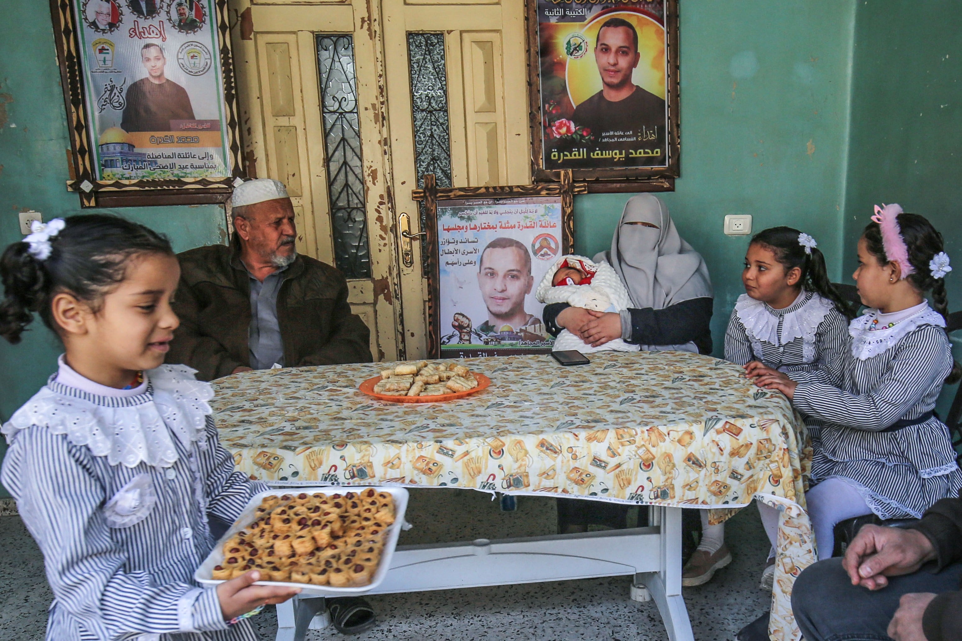 Iman Al-Qudra dan anak-anaknya.