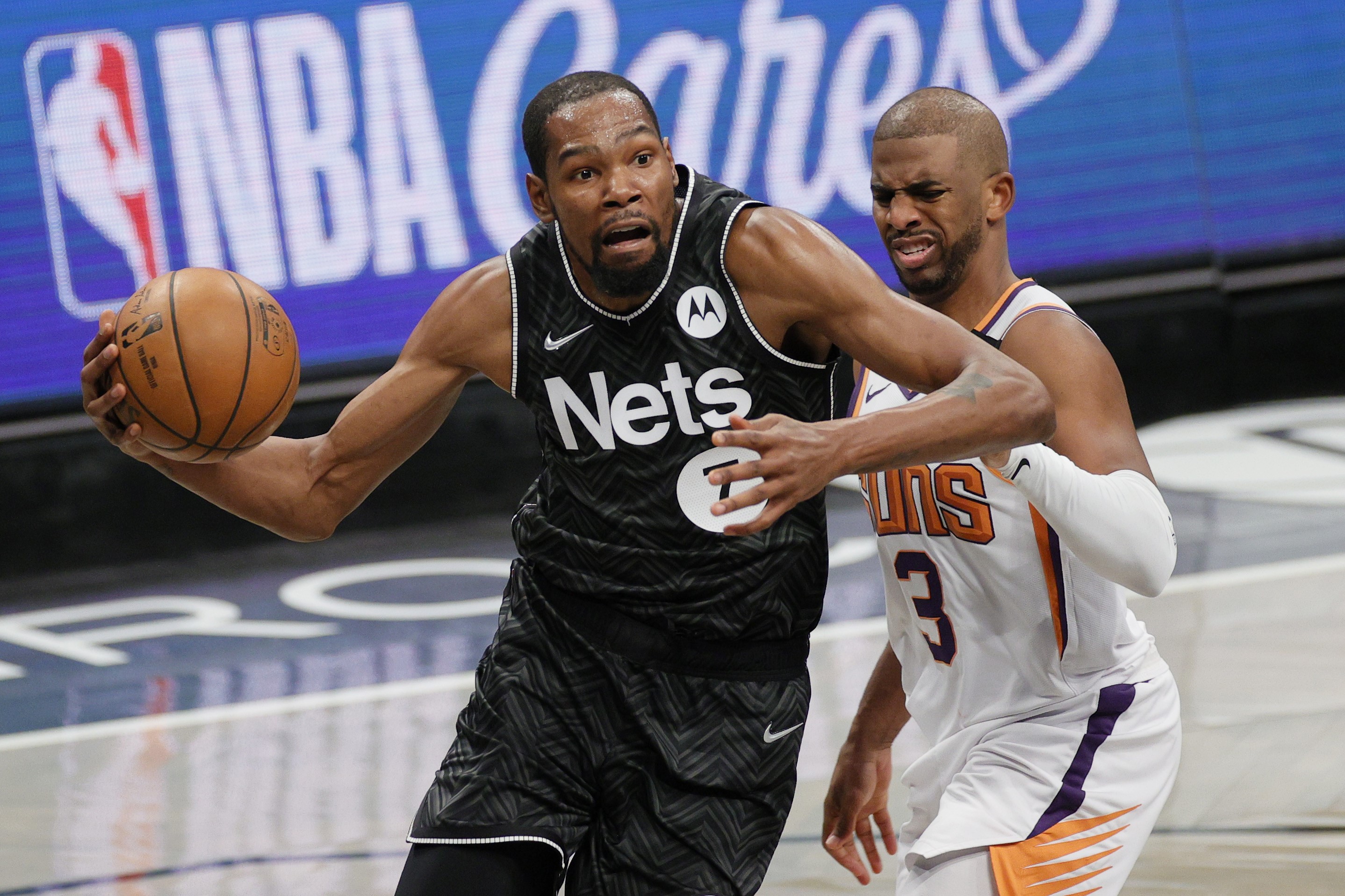 Pemain Brooklyn Nets Kevin Durant (kiri) dalam laga NBA melawan Phoenix Suns