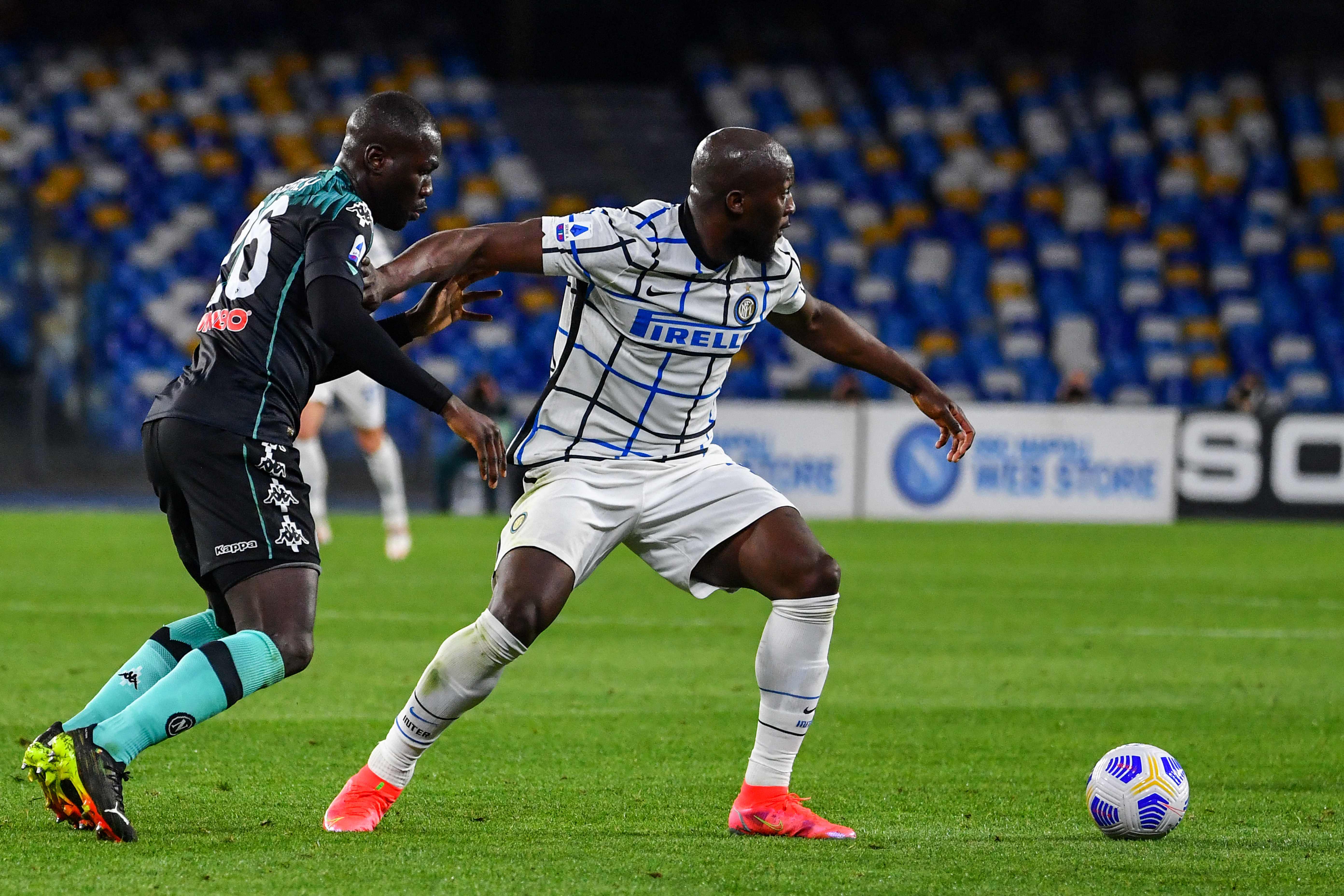 Penyerang Inter Milan Romelu Lukaku (kanan) melewati hadangan bek Napoli, Kalidou Koulibaly, pada laga Serie A. 