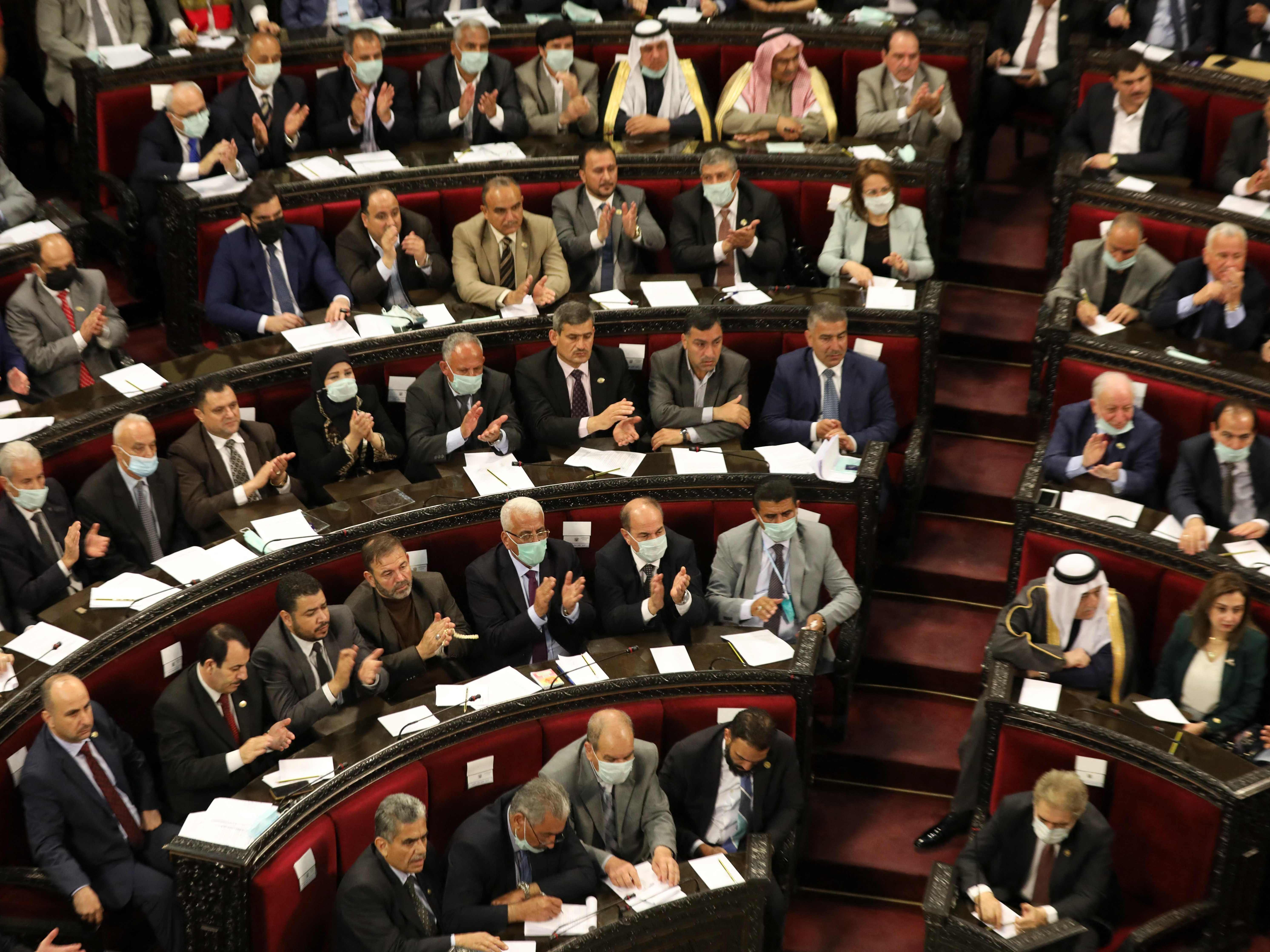 Para anggota parlemen Suriah membahas Pilpres Suriah di Damaskus, Minggu (18/4).