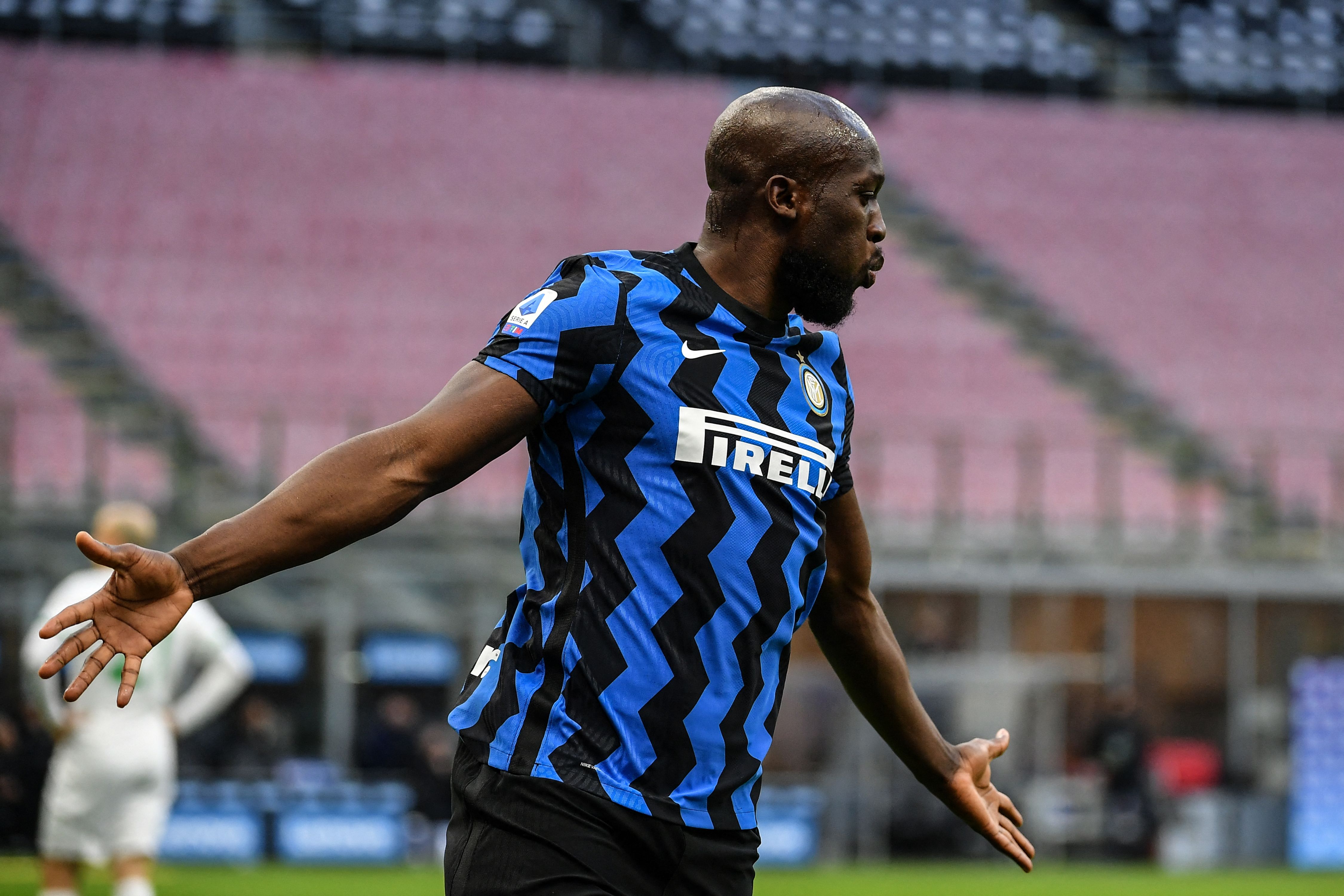 Penyerang Inter Milan Romelu Lukaku melakukan selebrasi usai mencetak gol ke gawang Sassuolo di laga Serie A.