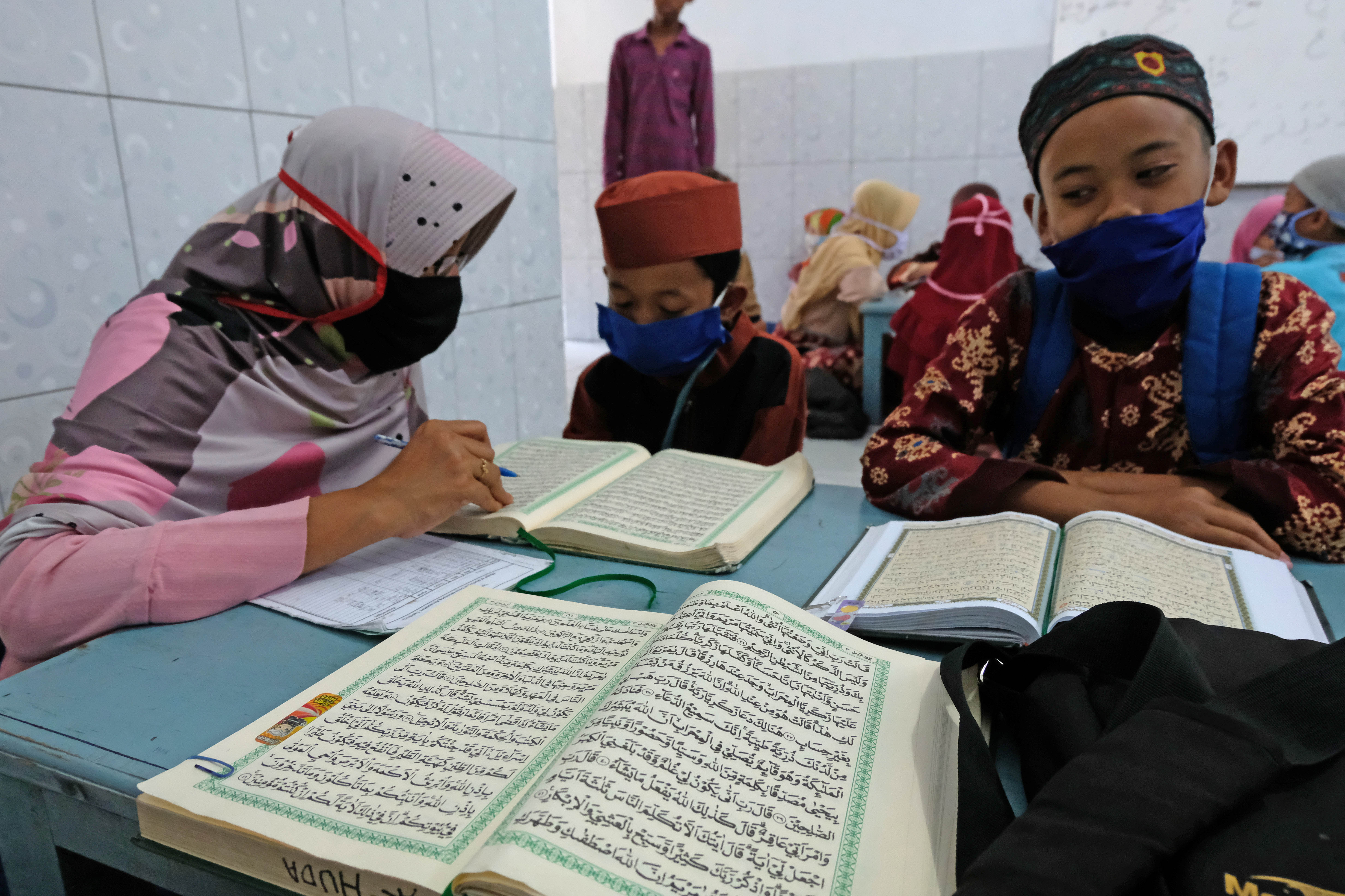 Sejumlah santri belajar membaca Alquran di Taman Pendidikan Alquran (TPQ) Annur Desa Muntung, Candiroto, Temanggung, Jawa Tengah
