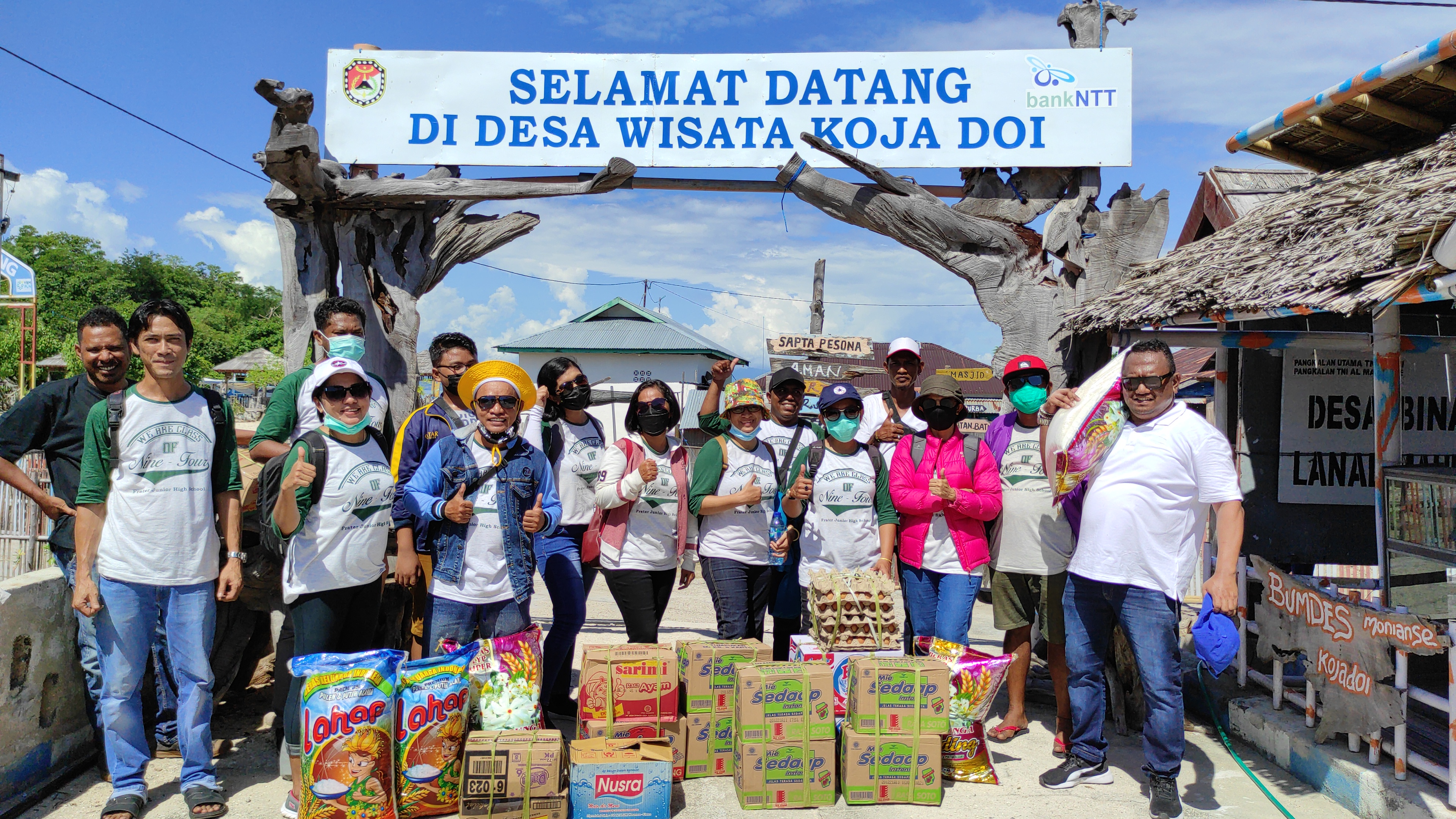 Ikadiyata Berwisata Sambil Antar Sembako Bagi Umat Muslim di Sikka