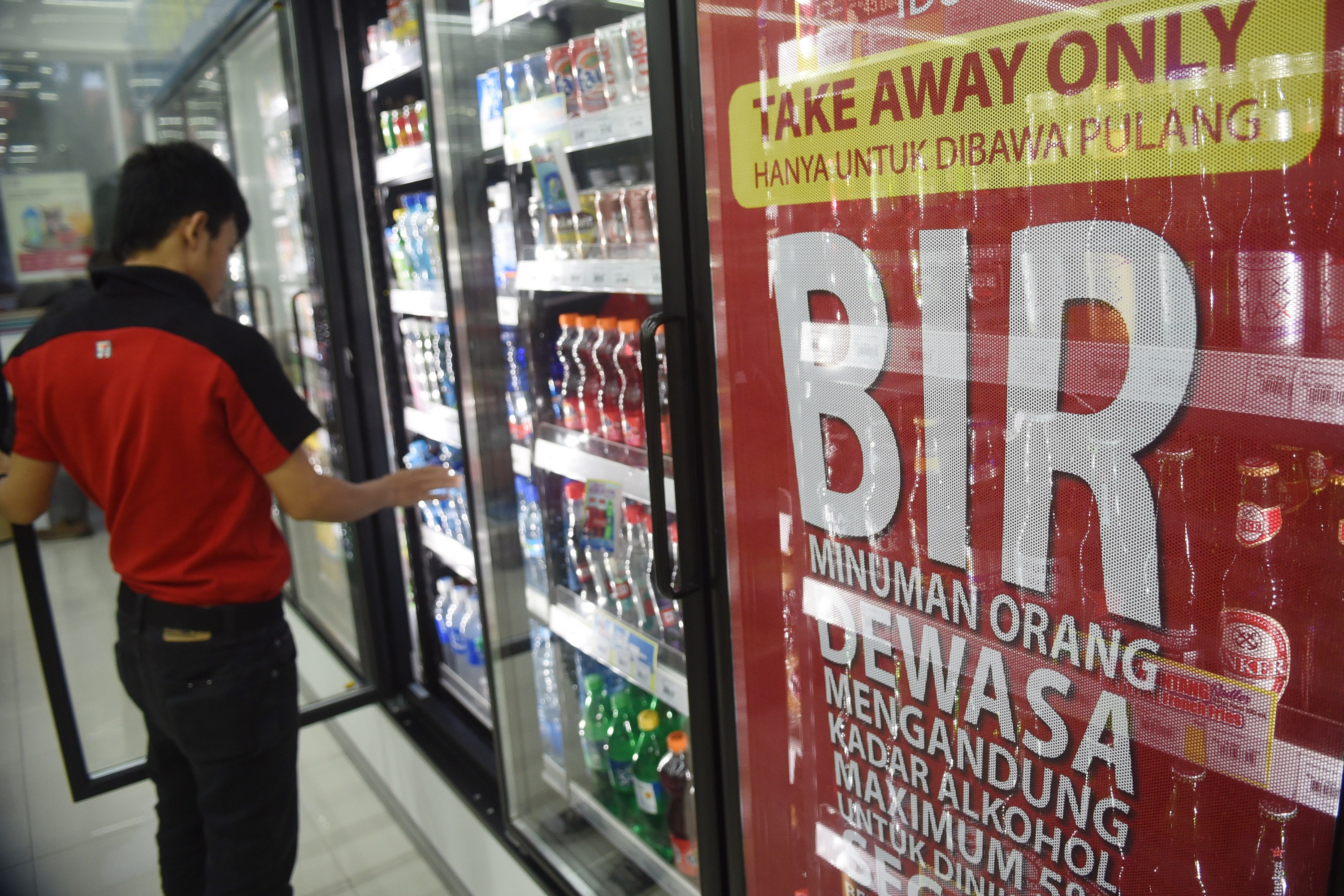 Petugas menata rak minuman di salah satu minimarket di Jakarta, beberapa waktu lalu.