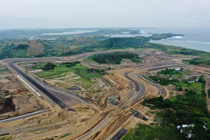 Foto udara pembangunan lintasan sirkuit pada proyek Mandalika International Street Circuit di Pujut, Praya, Lombok Tengah, NTB. 