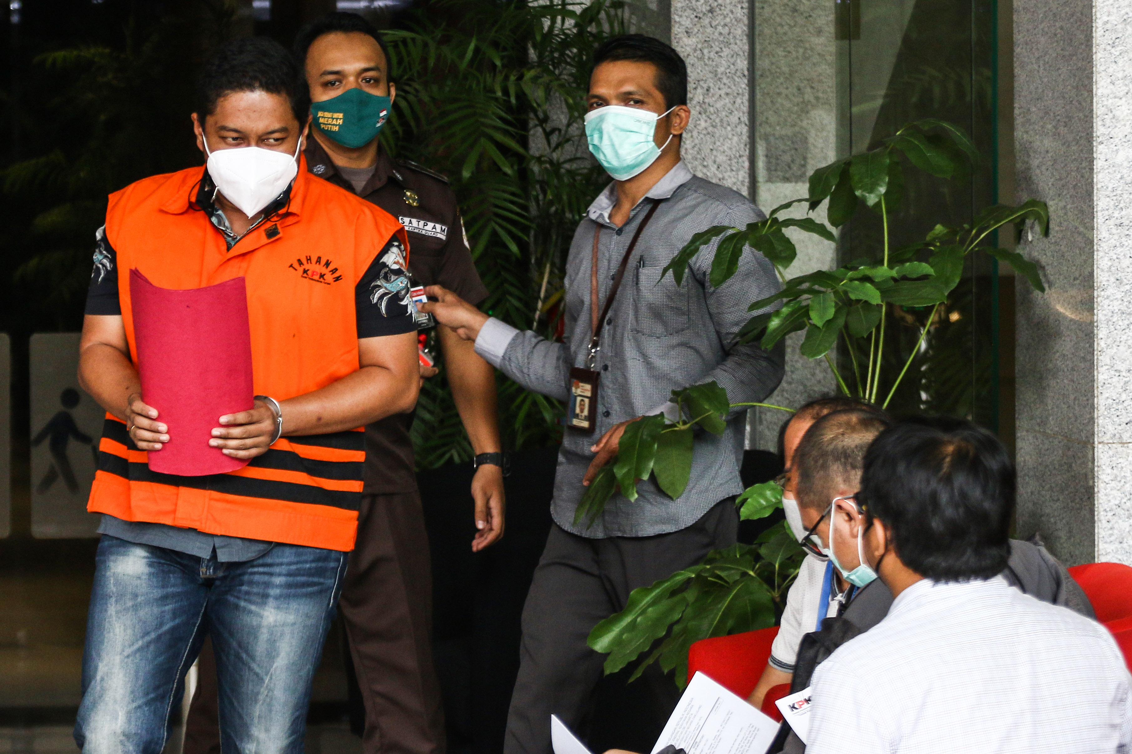 Tersangka Penyidik KPK Stepanus Robin Pattuju (kiri) berjalan usai menjalani pemeriksaan perdana di Gedung KPK, Jakarta, Senin (26/4).