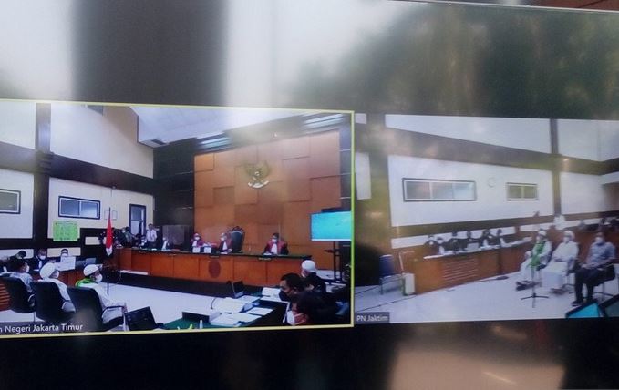 Suasana sidang lanjutan Rizieq Shihab dengan agenda pemeriksaan saksi dari JPU di PN Jakarta Timur, Rabu (14/4).