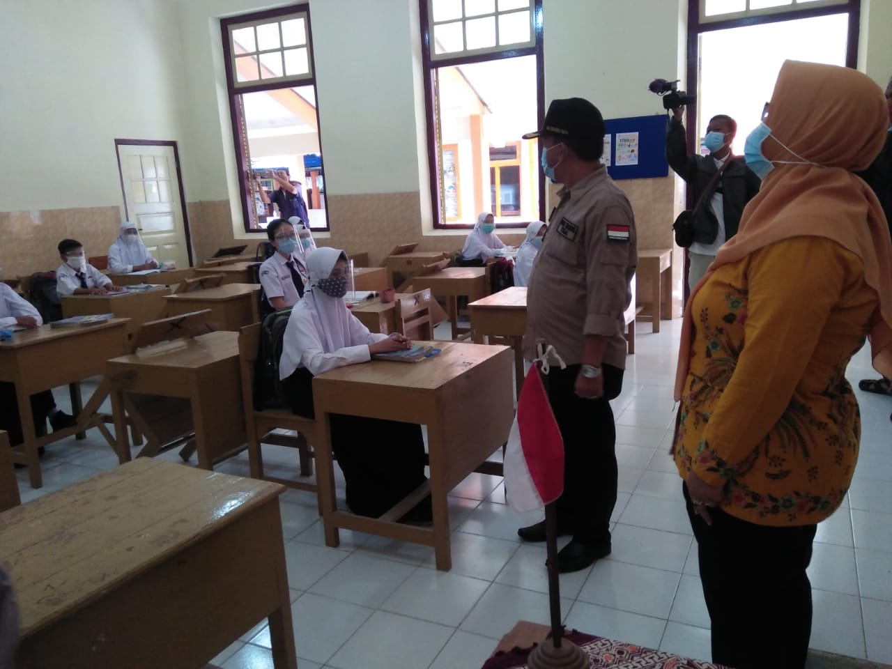 Wakil Wali Kota Tegal, Jawa Tengah, M. Jumadi (dua kanan) saat melakukan sidak PTM di SMP N 1 Kota Tegal.