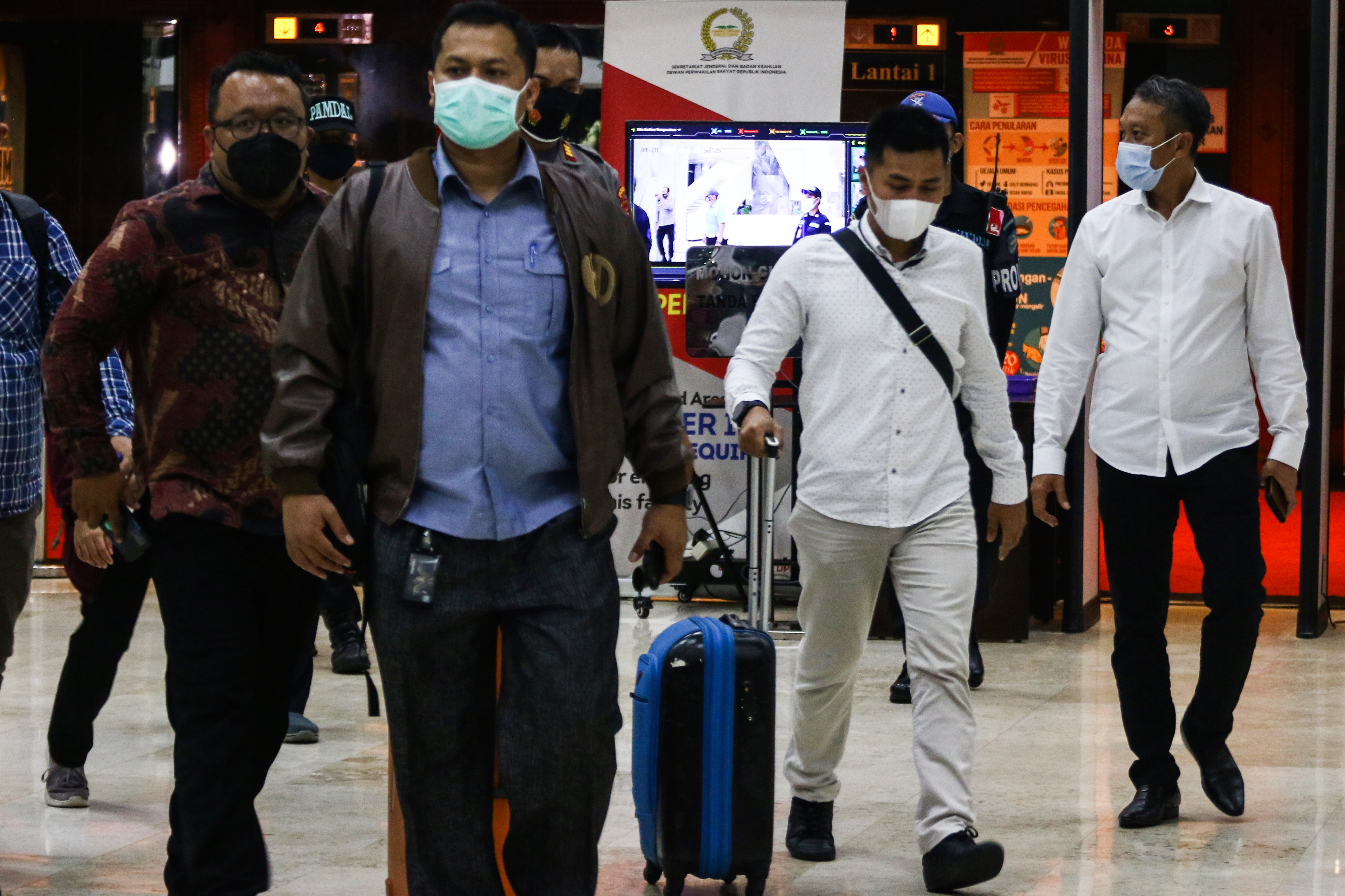 Penyidik KPK membawa sejumlah barang bukti seusai melakukan penggeledahan ruang kerja Wakil Ketua DPR Azis Syamsuddin