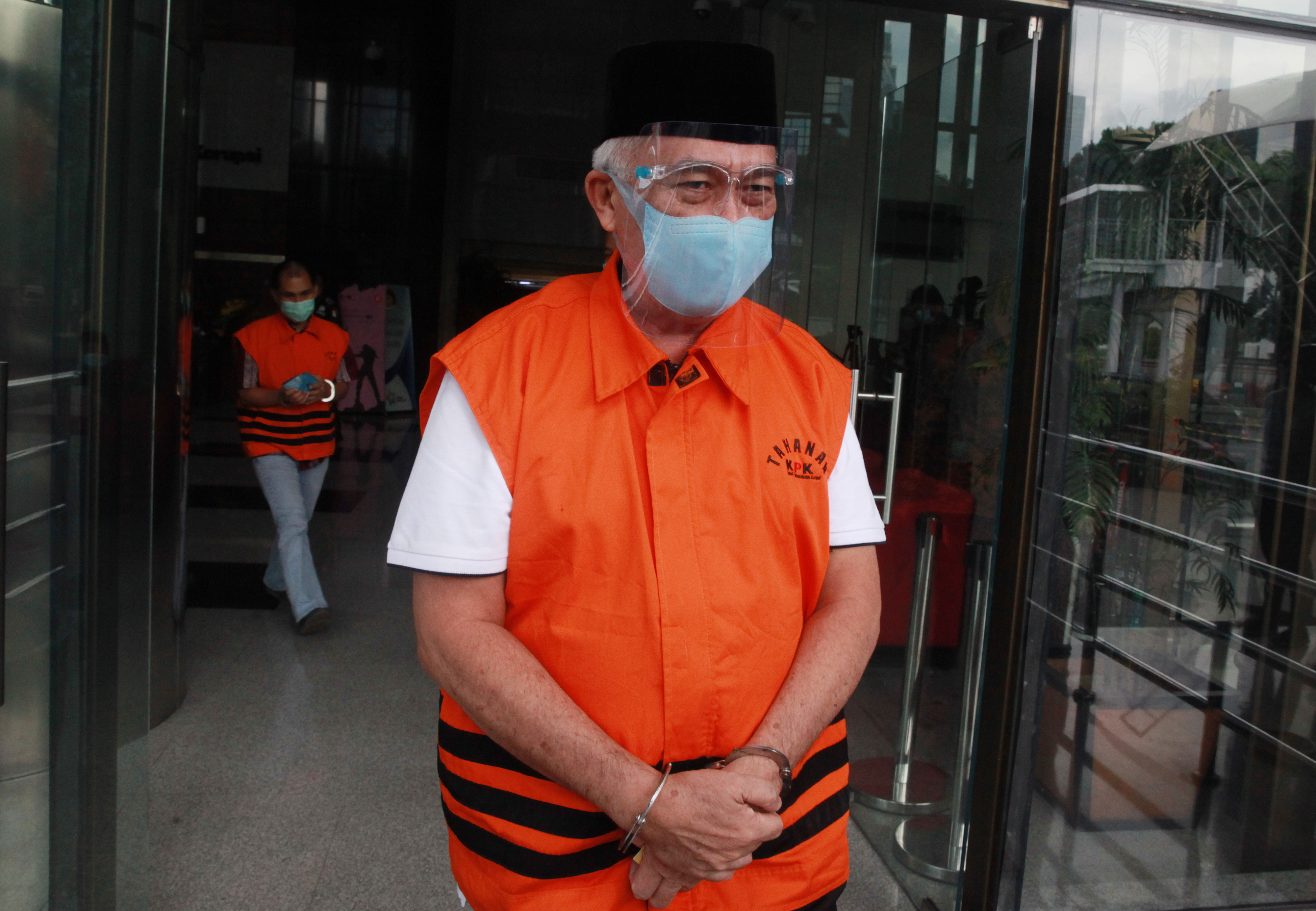 Tersangka Bupati Banggai Laut nonaktif Wenny Bukamo, berjalan menuju mobil tahanan seusai menjalani pemeriksaan di gedung KPK, Jakarta.