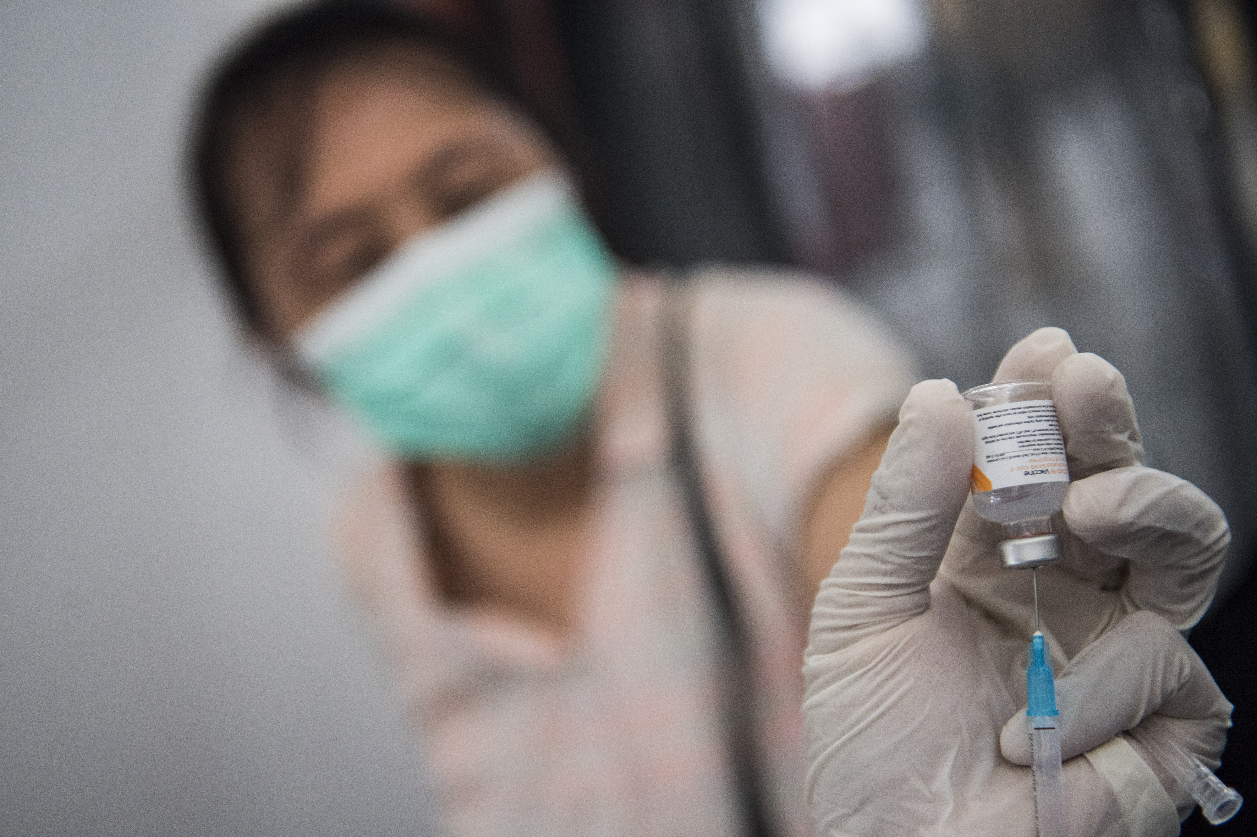 VAKSINASI: Vaksinator mengambil cairan vaksin covid-19 sebelum diberikan kepada warga. Vaksin yang digunakan harus terekomendasi Badan POM.