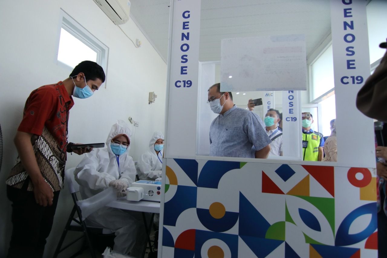 Gubernur Erzaldi saat melakukan uji coba penerapan GeNose C19 di Airport Health Center, Bandara Depati Amir Pangkalpinang, Minggu (11/4).