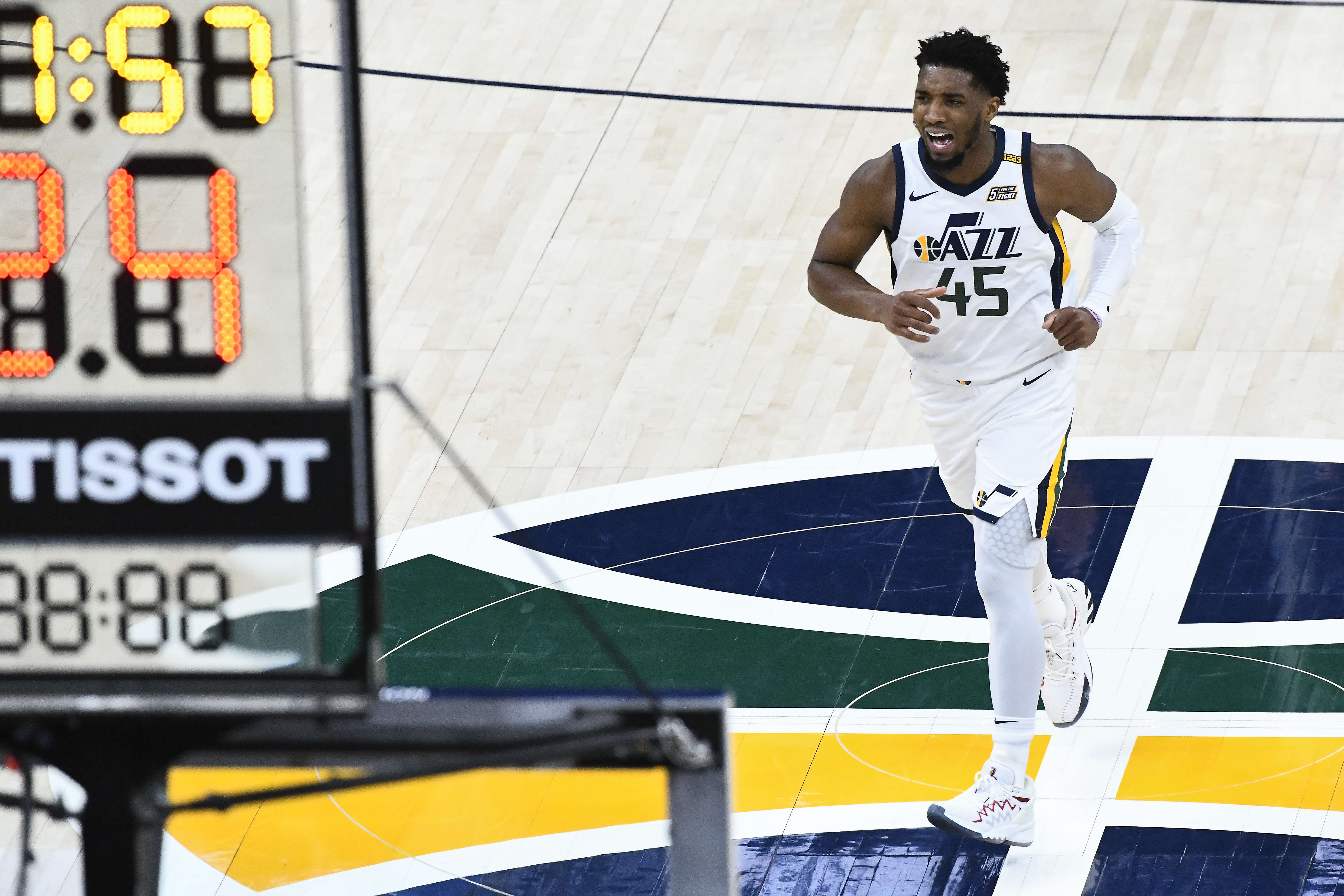 Aksi pemain Utah Jazz, Donovan Mitchell, saat melakukan selebrasi.
