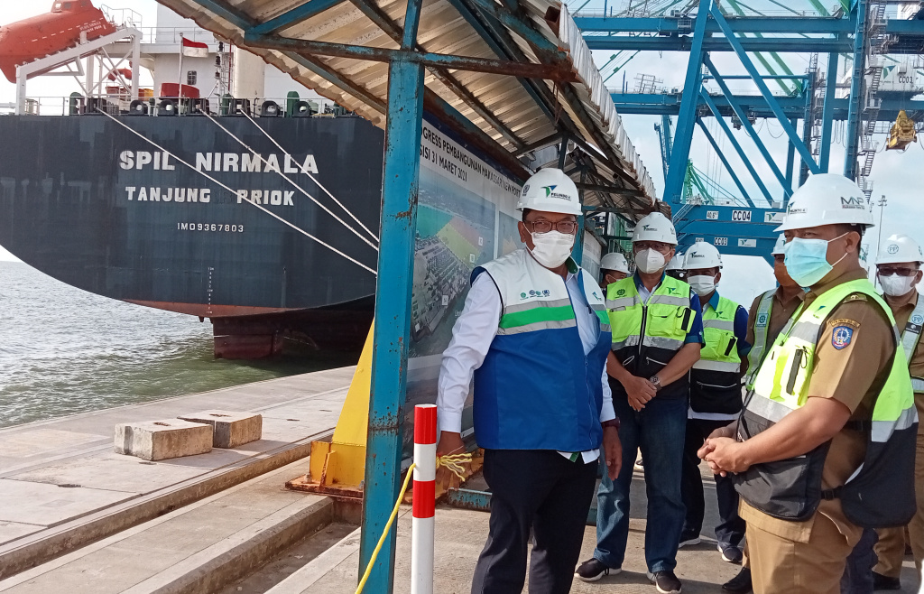 Pelaksana tugas (Plt) Gubernur Sulawesi Selatan Andi Sudirman Sulaiman meninjau Makassar New Port, Selasa (13/4/2021).