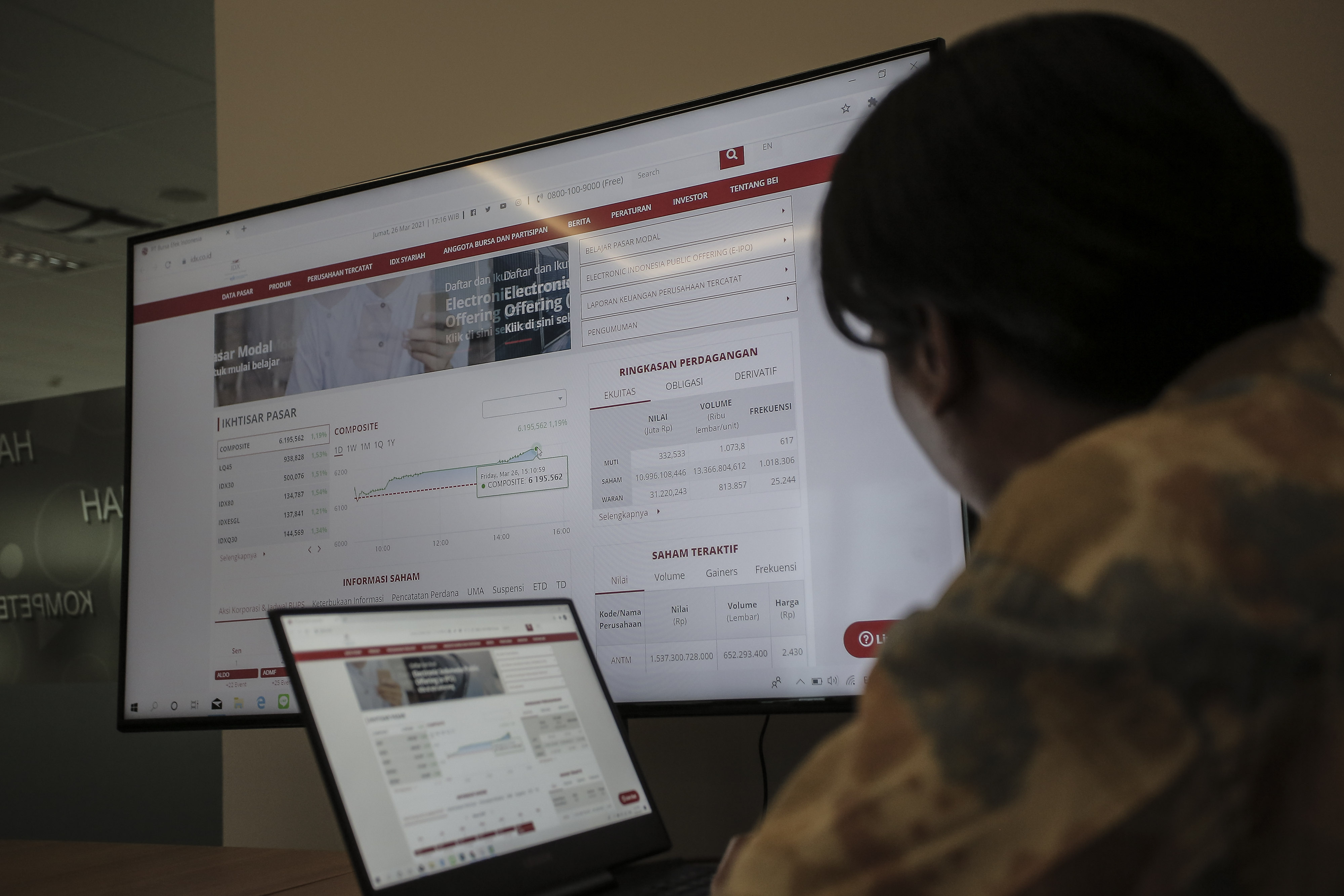  Pegawai mengamati halaman muka situs Bursa Efek Indonesia (BEI) di Jakarta, Jumat (26/3).