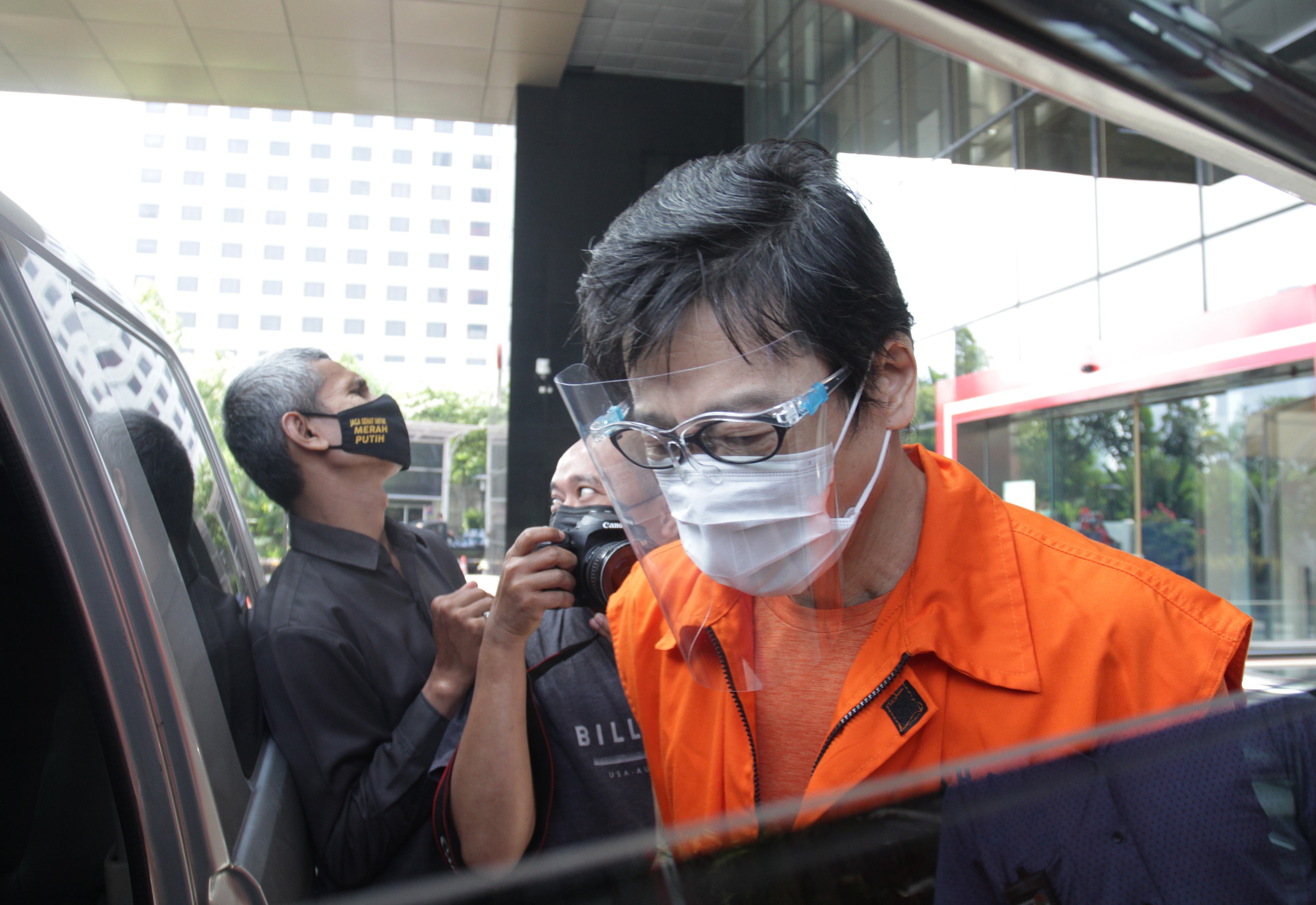 Tersangka pemilik PT Borneo Lumbung Energi dan Metal Samin Tan berjalan menuju mobil tahanan. 