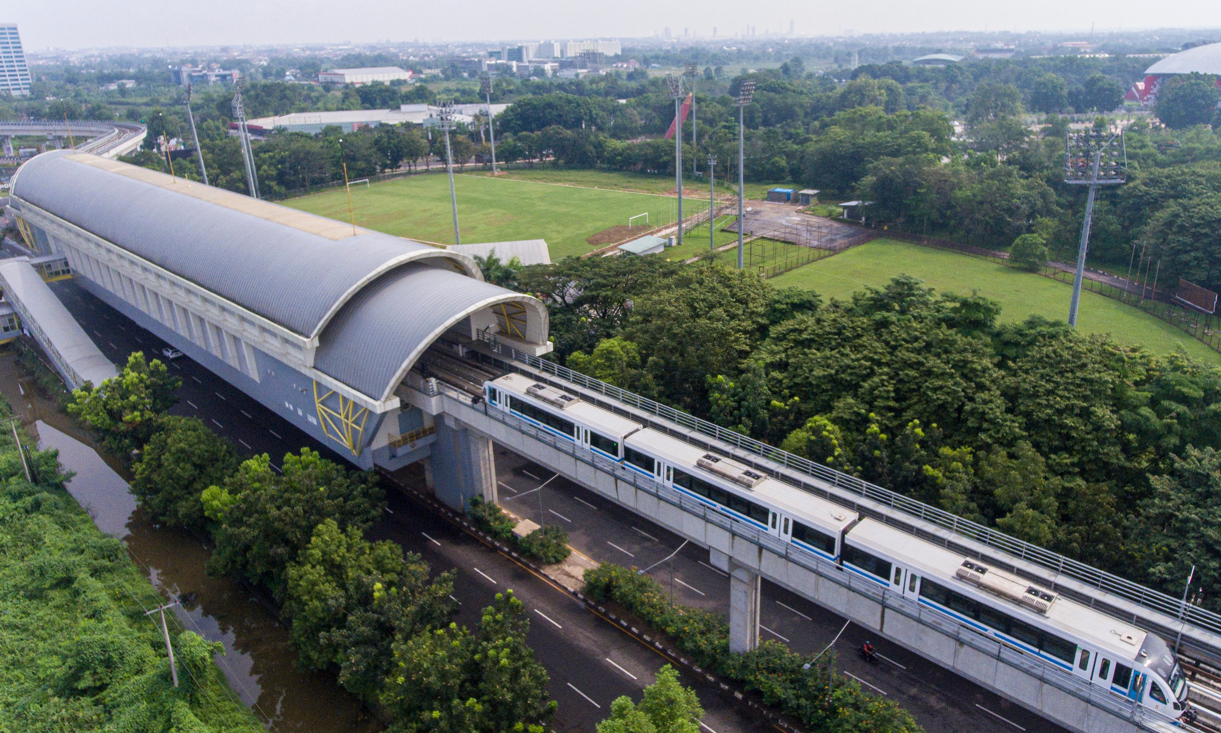 Ilustrasi--Rangkaian Light Rail Transit (LRT) melintas di kawasan Jakabaring, Palembang, Sumatera Selatan.