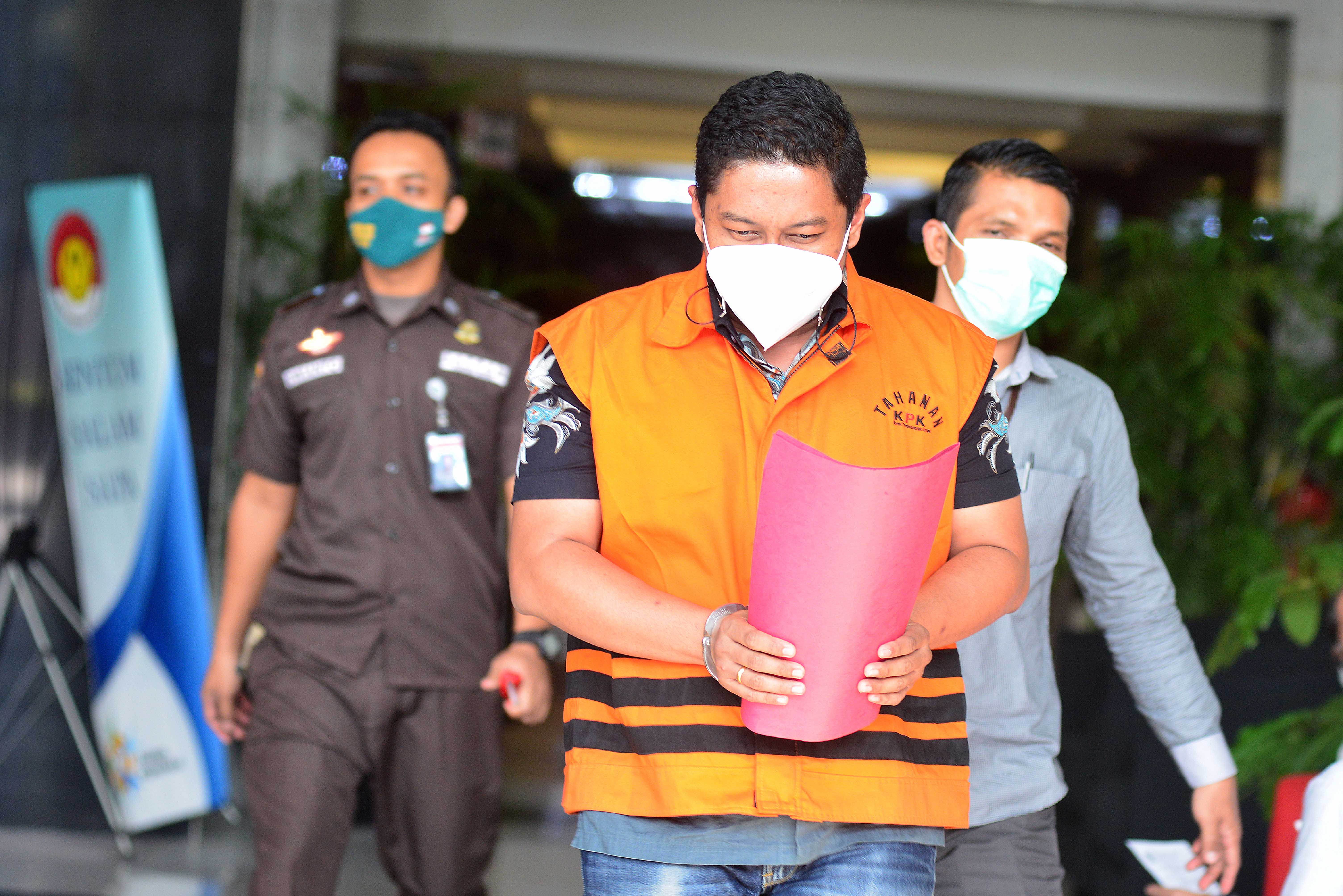 Penyidik KPK Stepanus Robin seusai menjalani pemeriksaan perdana di gedung KPK.