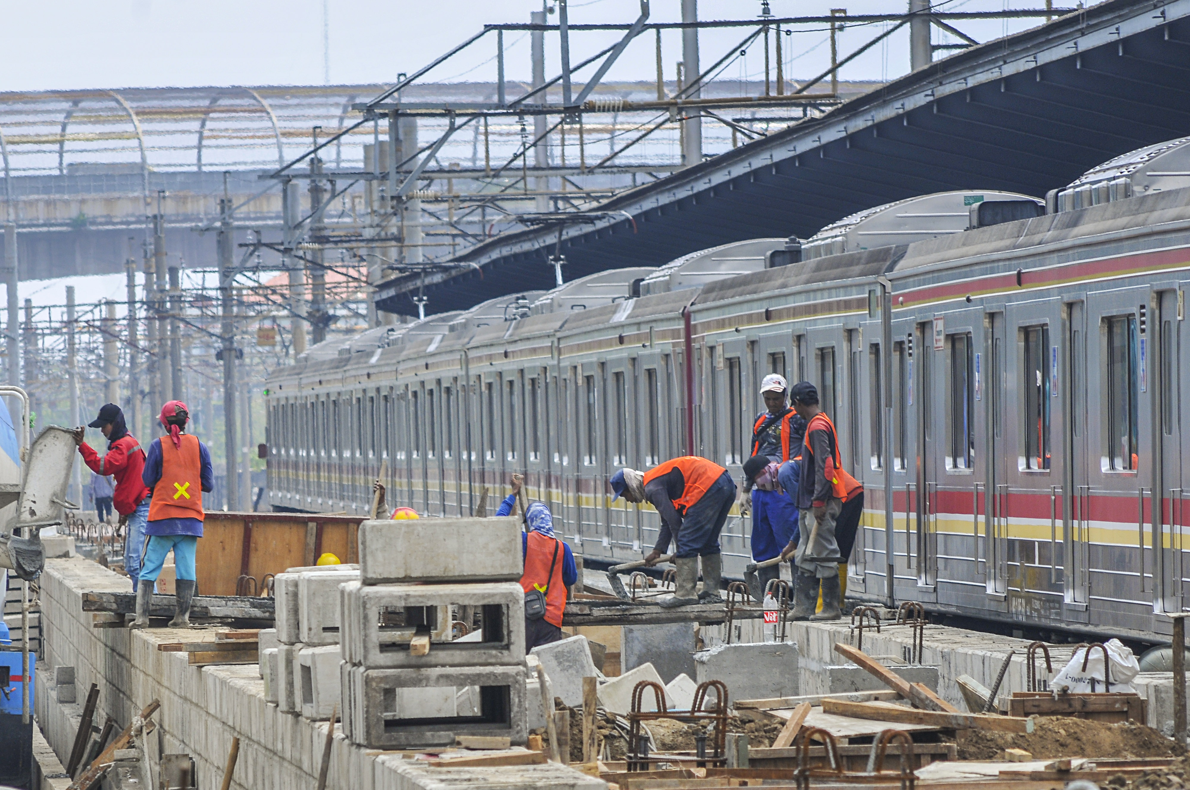 Sejumlah pekerja beraktifitas di proyek revitaliasi Stasiun Bekasi, Jawa Barat.