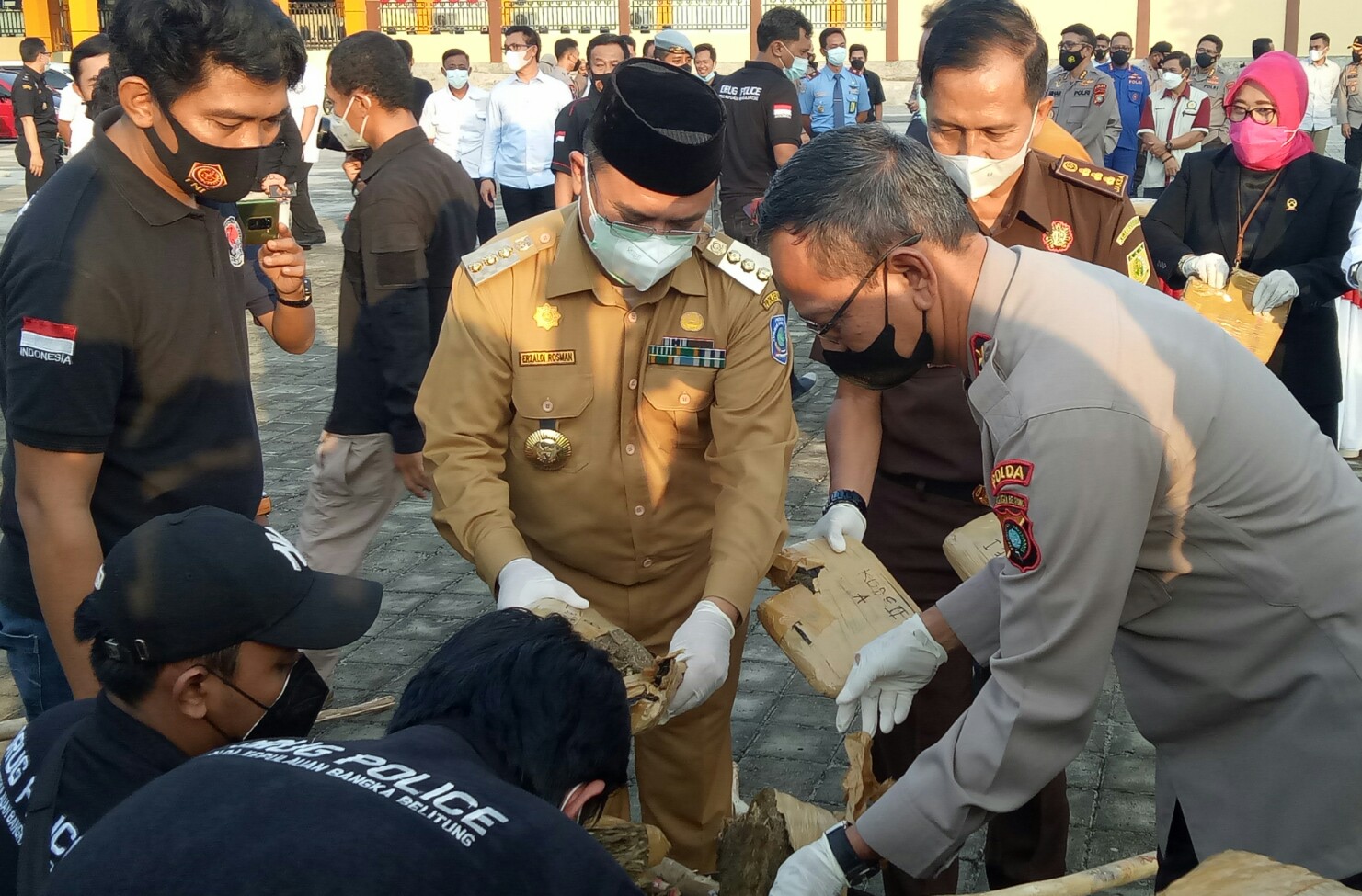 Gubernur Babel Erzaldi Rosman Djohan (tengah) hadir dalam pemusnahan puluhan kilogram ganja oleh Polda Babel, Selasa (27/4). 