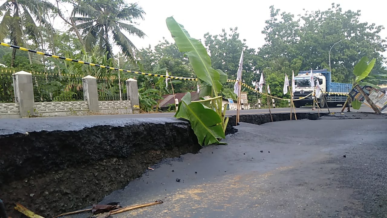 Ilustrasi jalan amblas 