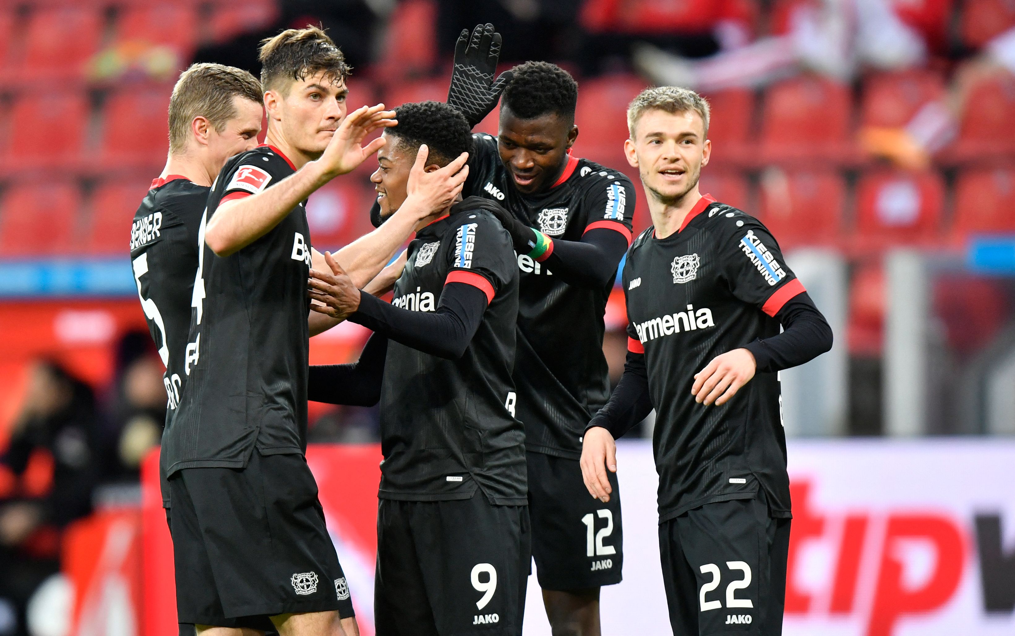 Gelandang Bayer Leverkusen Leon Bailey (tengah) melakukan selebrasi usai mencetak gol ke gawang Cologne di laga Bundesliga.