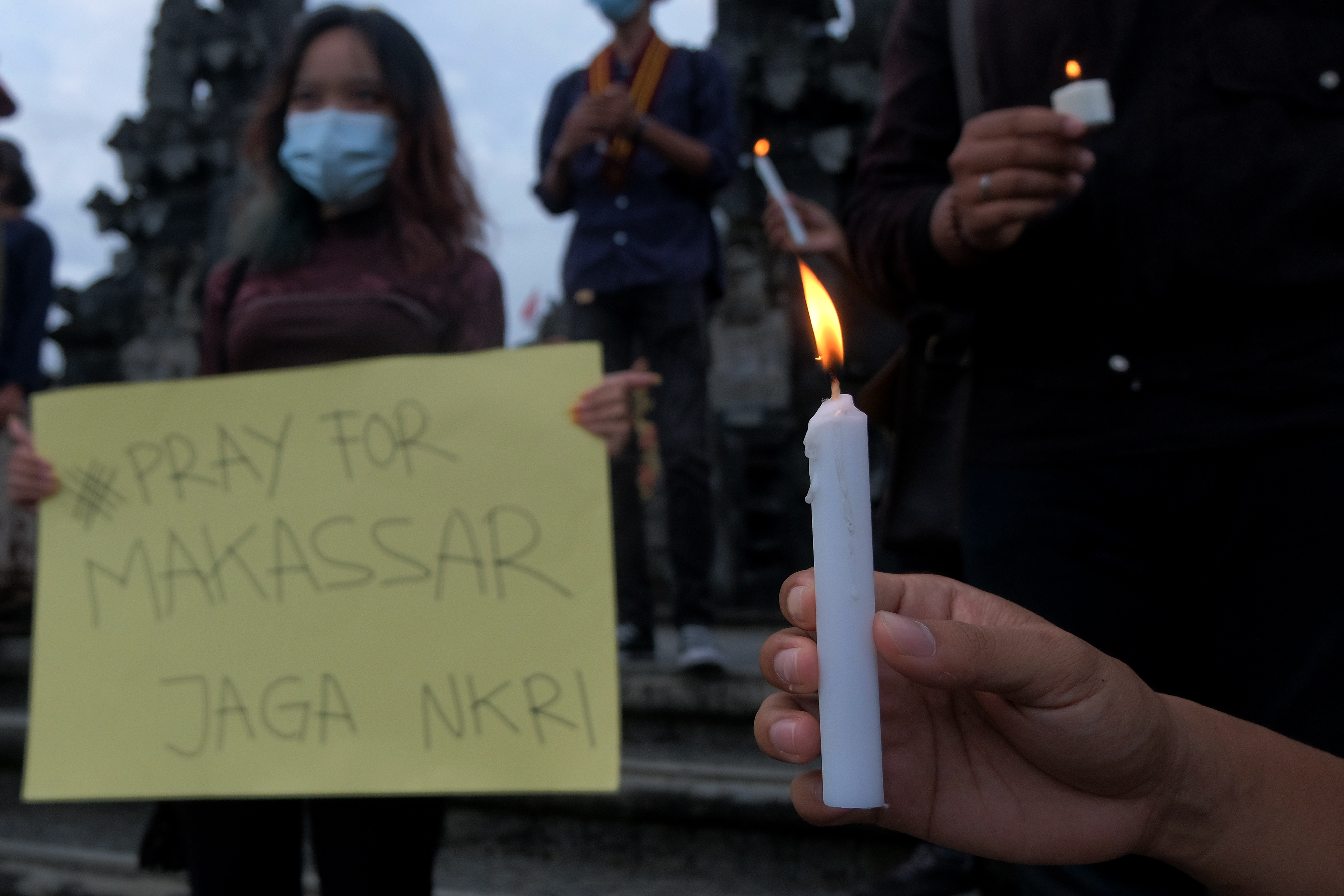 Sejumlah mahasiswa menyalakan lilin saat mengecam tindakan terorisme di Makassar.