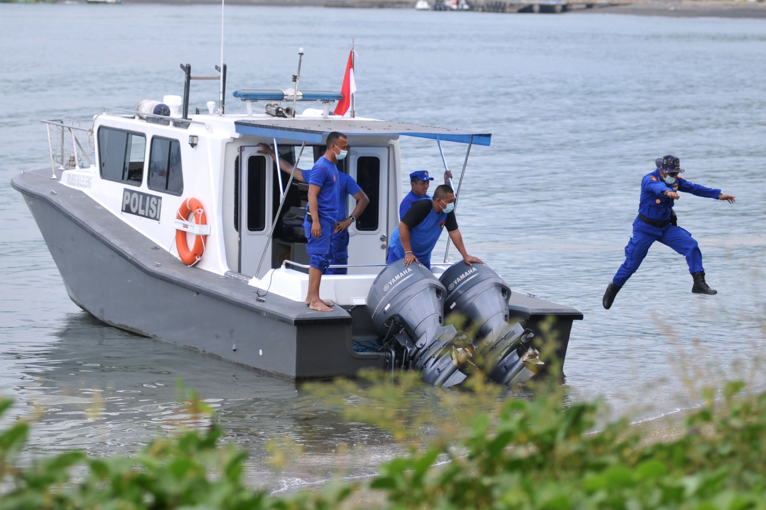 Petugas Polairud berpatroli saat pelaksanaan Posko Terpadu Perbantuan Evakuasi KRI Nanggala 402