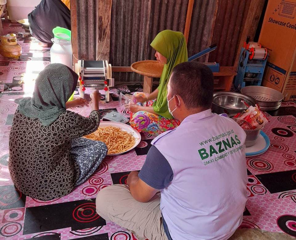 Mustahik Binaan Baznas Uji Coba Mesin Penggiling Kerupuk di Sulsel