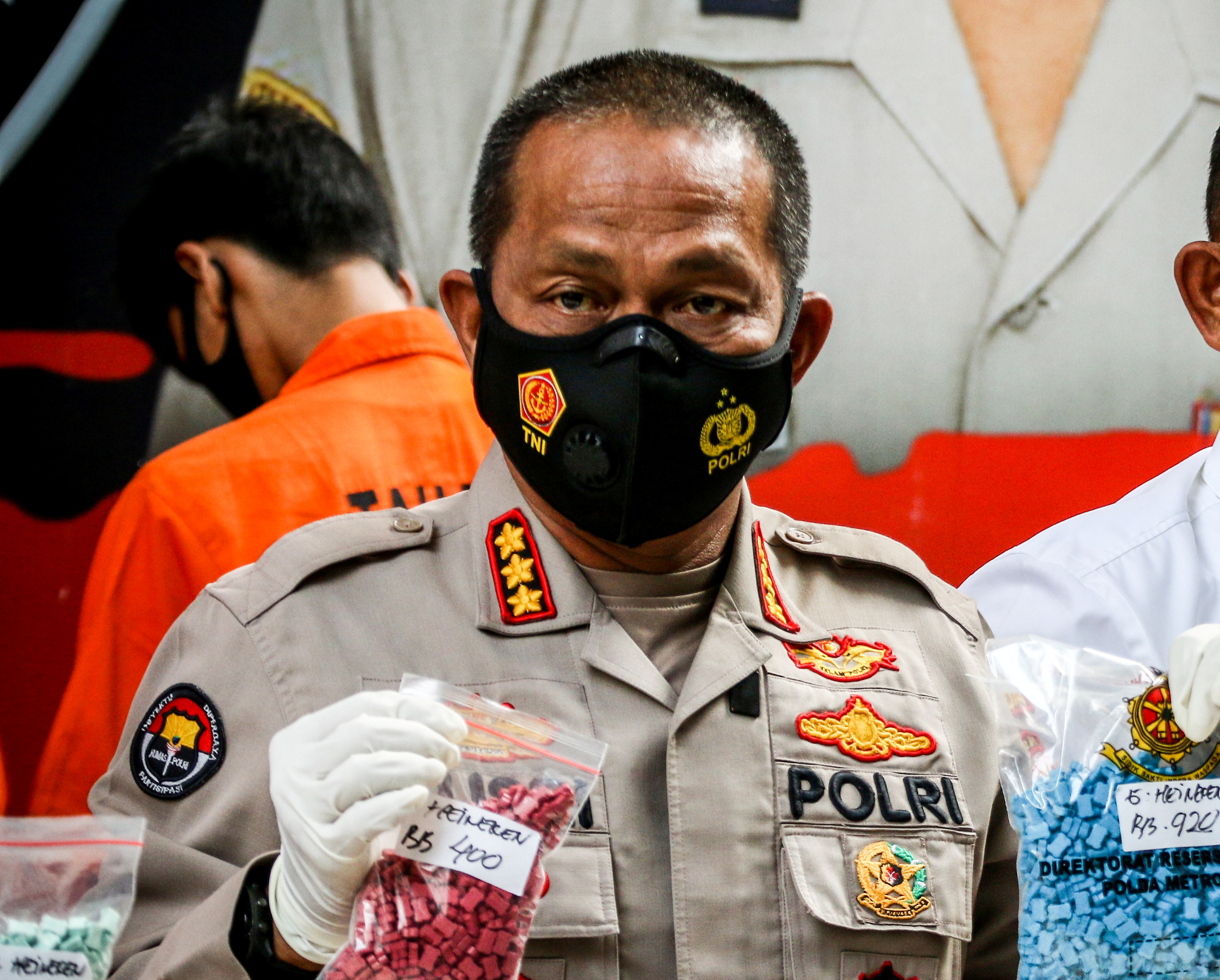 Kabid Humas Polda Metro Jaya Kombes Pol Yusri Yunus menunjukkan barang bukti di di Polda Metro Jaya, Jakarta, Senin (19/4/2021).