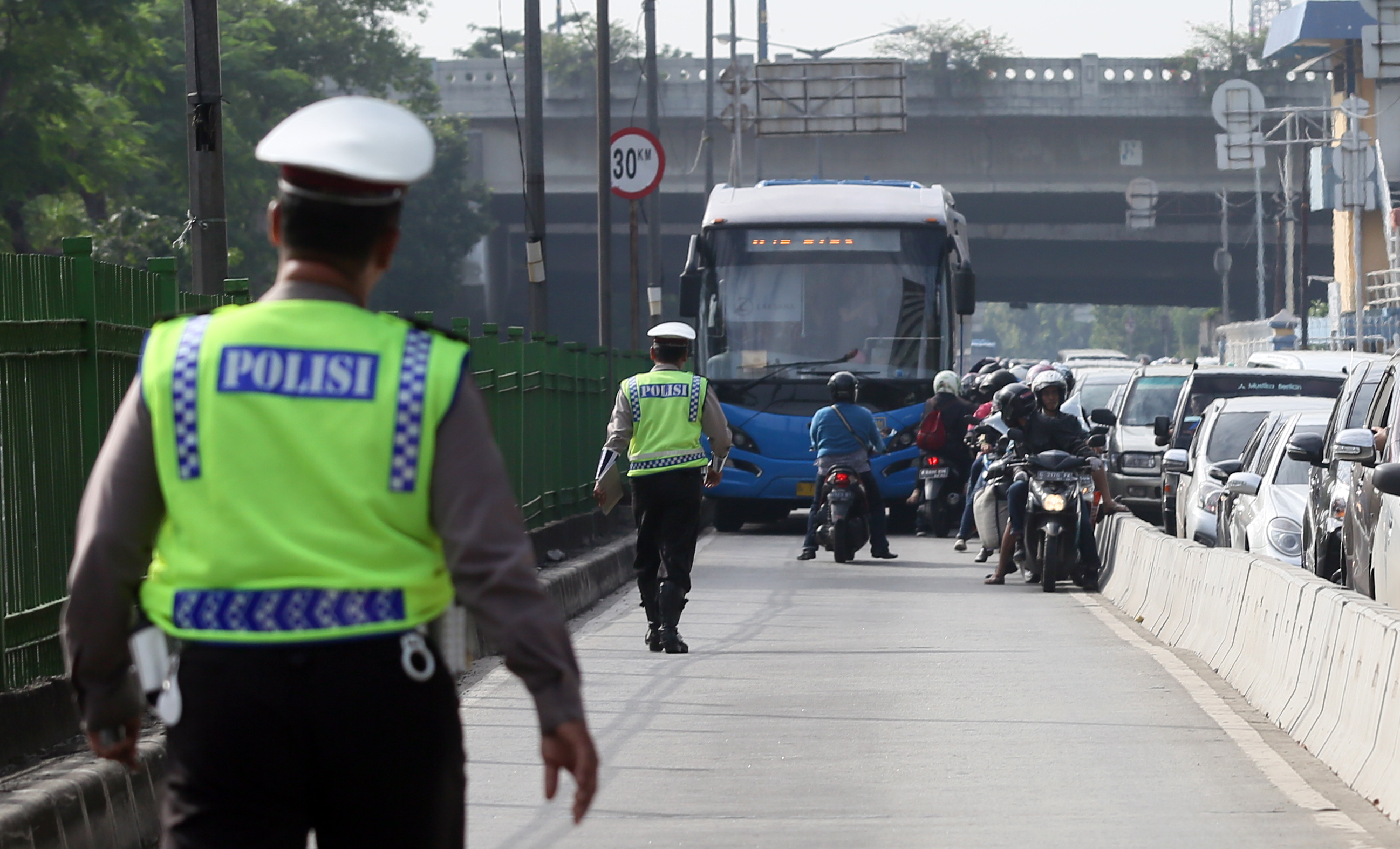Polisi meindak pengendara yang masuk jalur bus Trans Jakarta