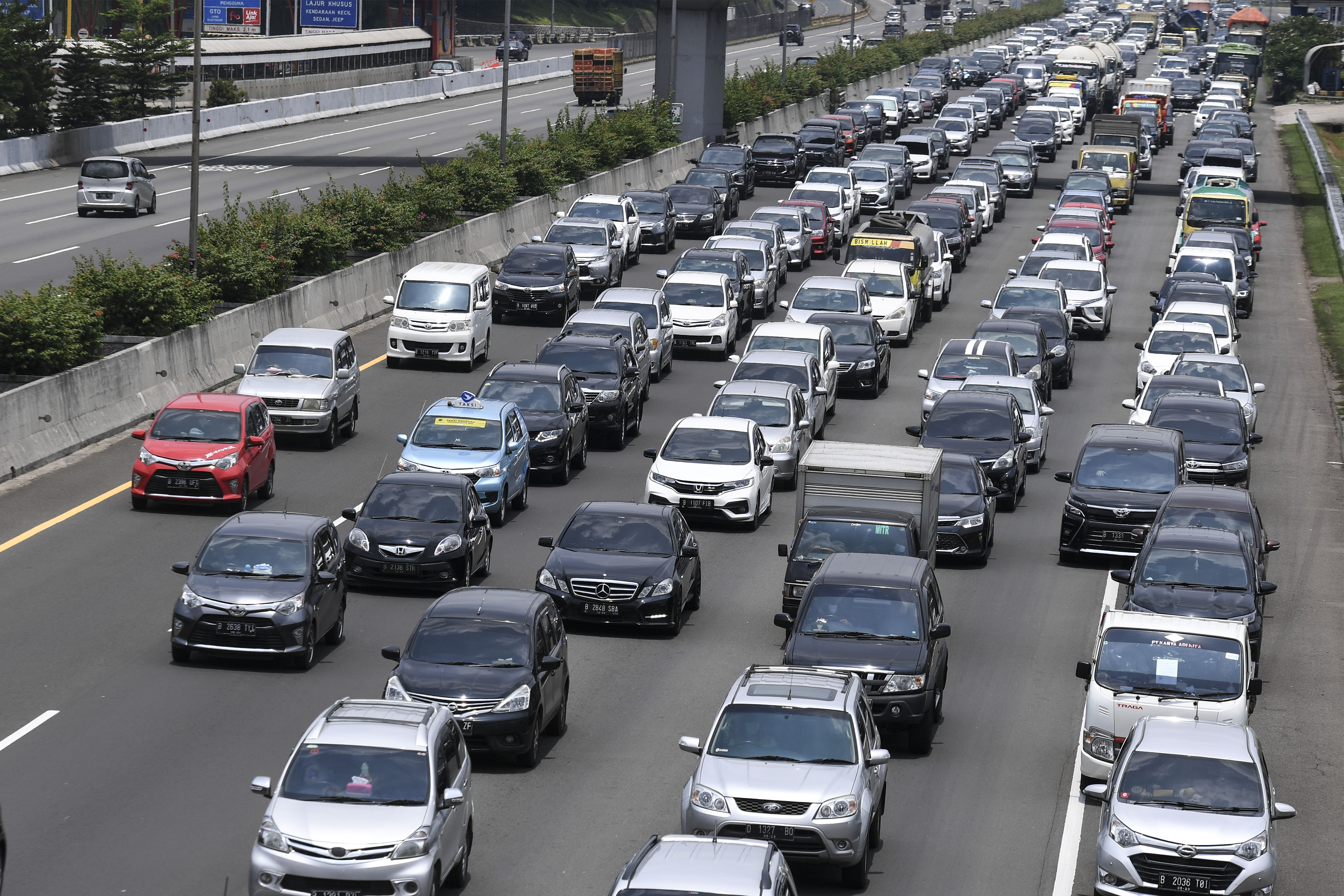 Kendaraan di ruas tol meninggalkan  Jakarta.
